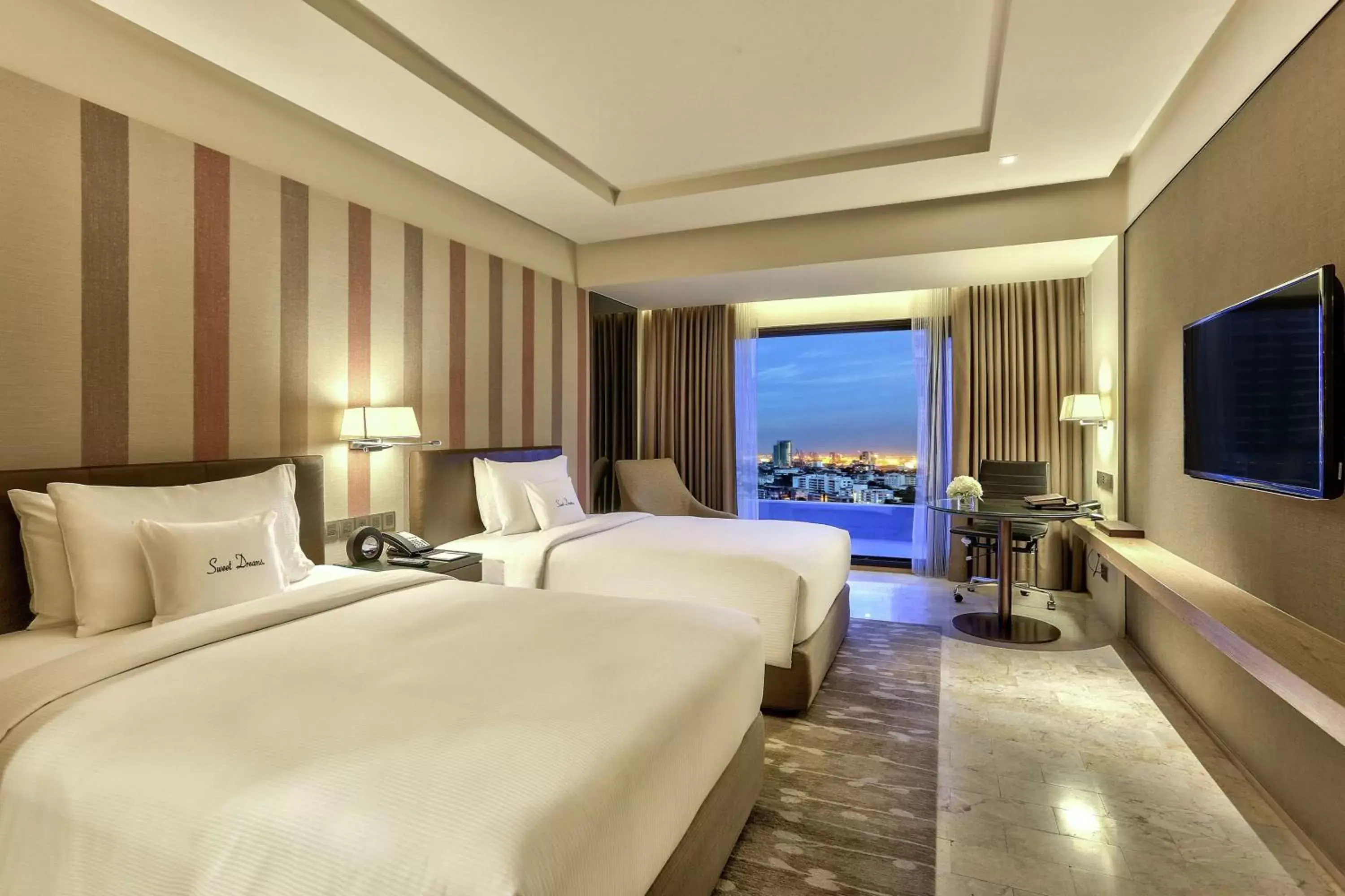 Bed in DoubleTree by Hilton Sukhumvit Bangkok