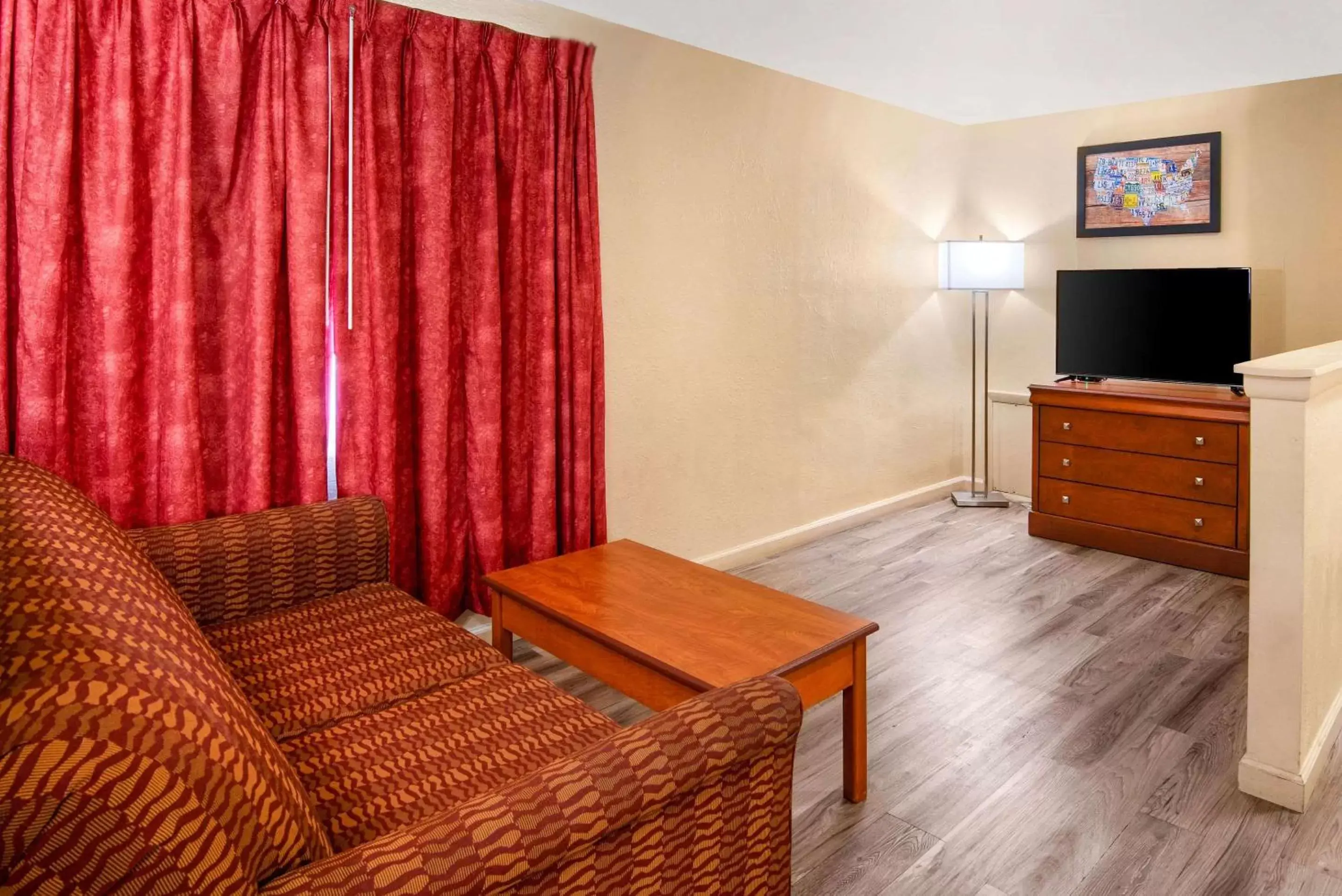 Photo of the whole room, Seating Area in Econo Lodge Inn & Suites Durango