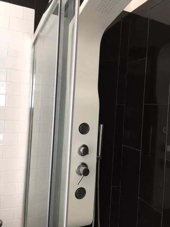 Shower, Bathroom in Interno 10