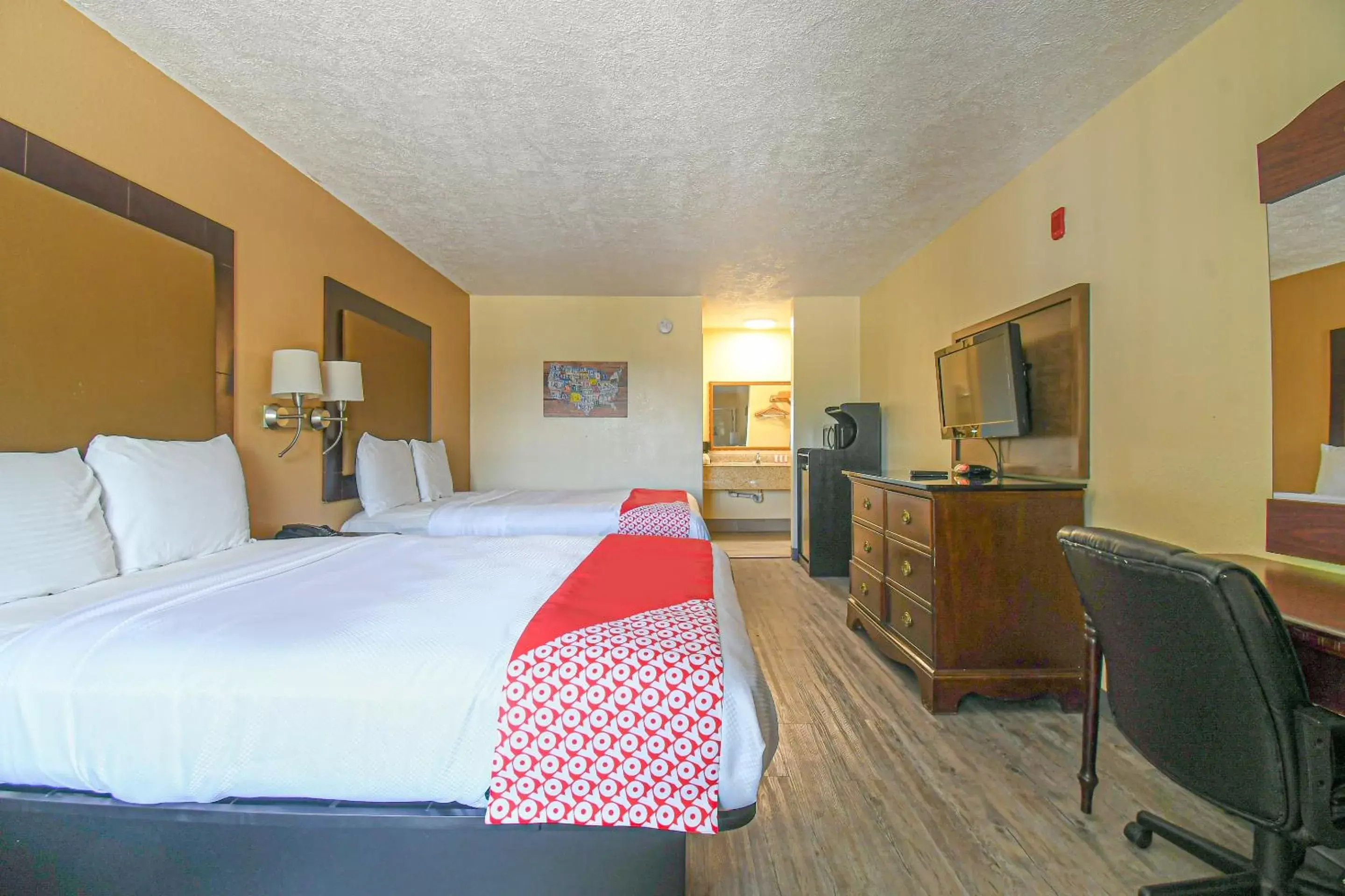 Bedroom, Bed in OYO Hotel Shenandoah Woodlands Mall