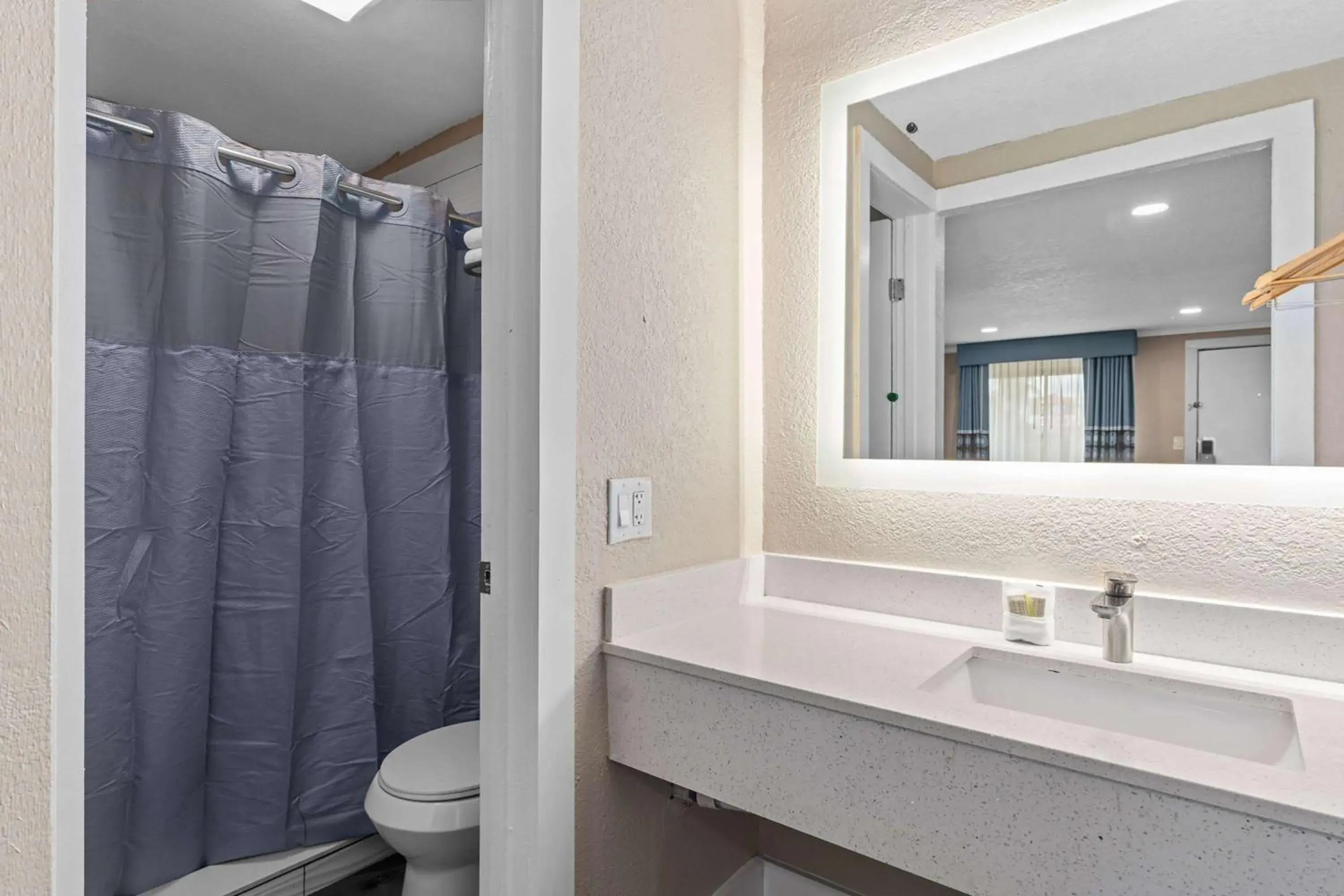 TV and multimedia, Bathroom in Super 8 by Wyndham Kissimmee-Orlando