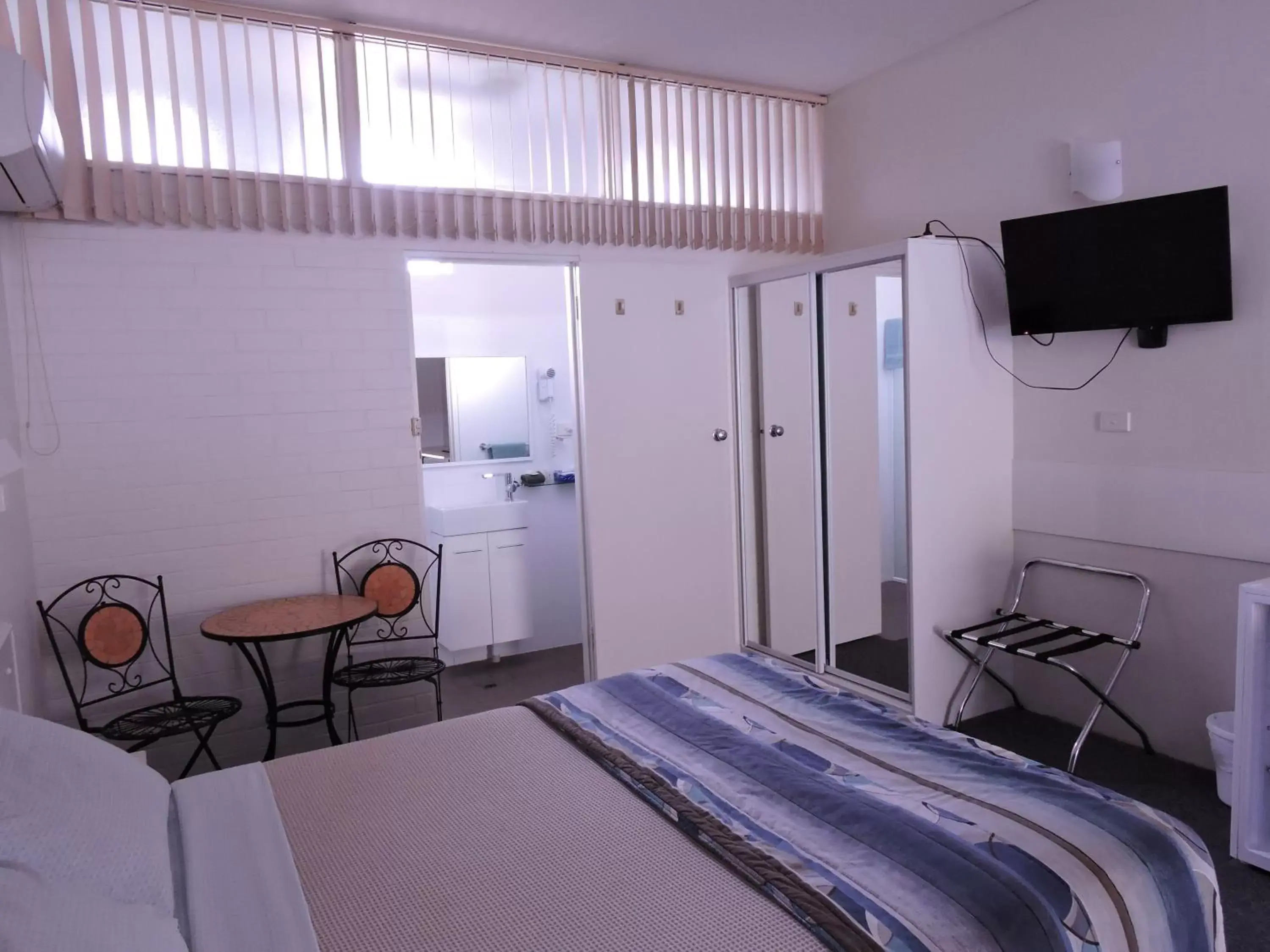 Bedroom, TV/Entertainment Center in Coffs Shearwater Motel
