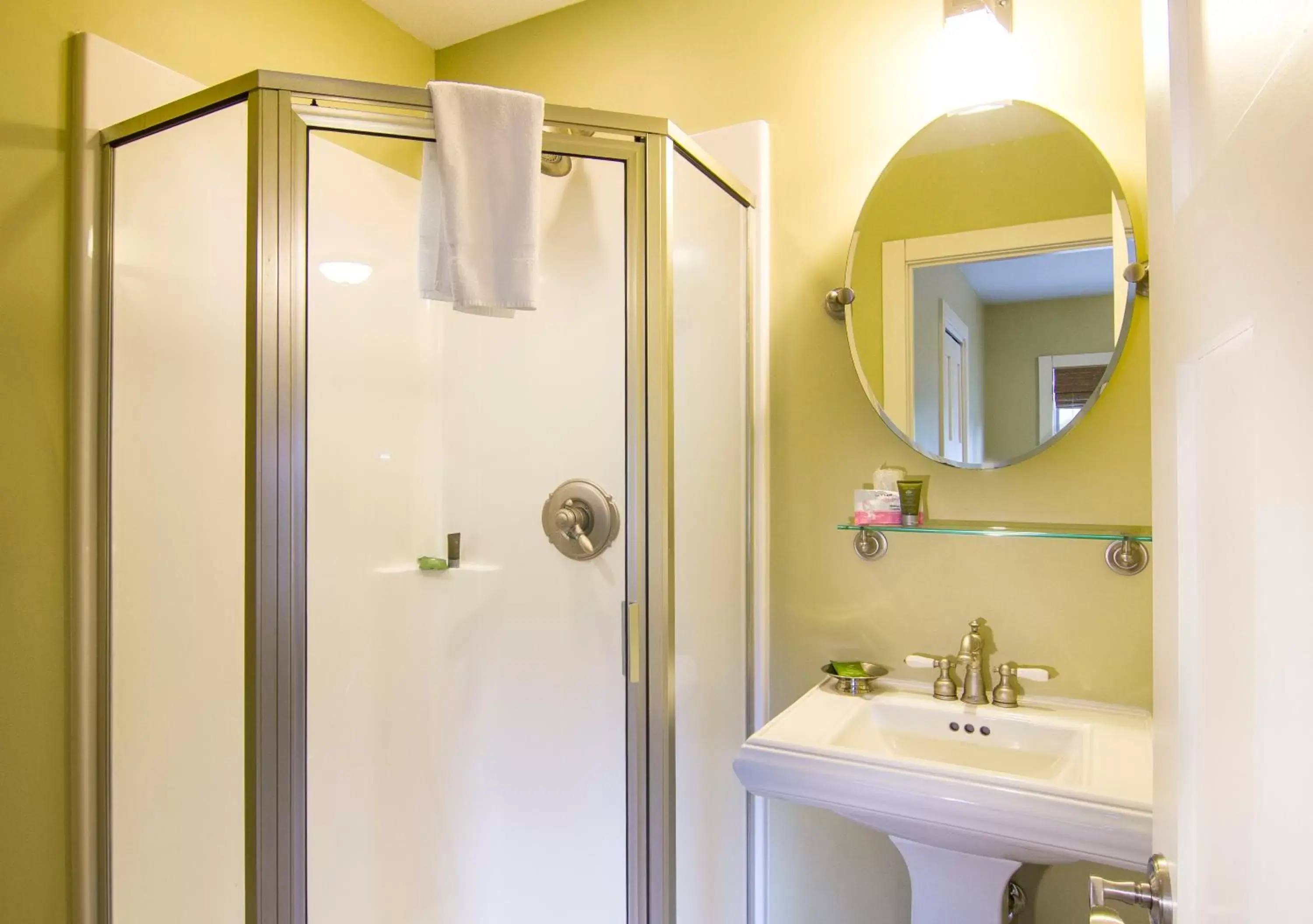 Shower, Bathroom in Larsmont Cottages