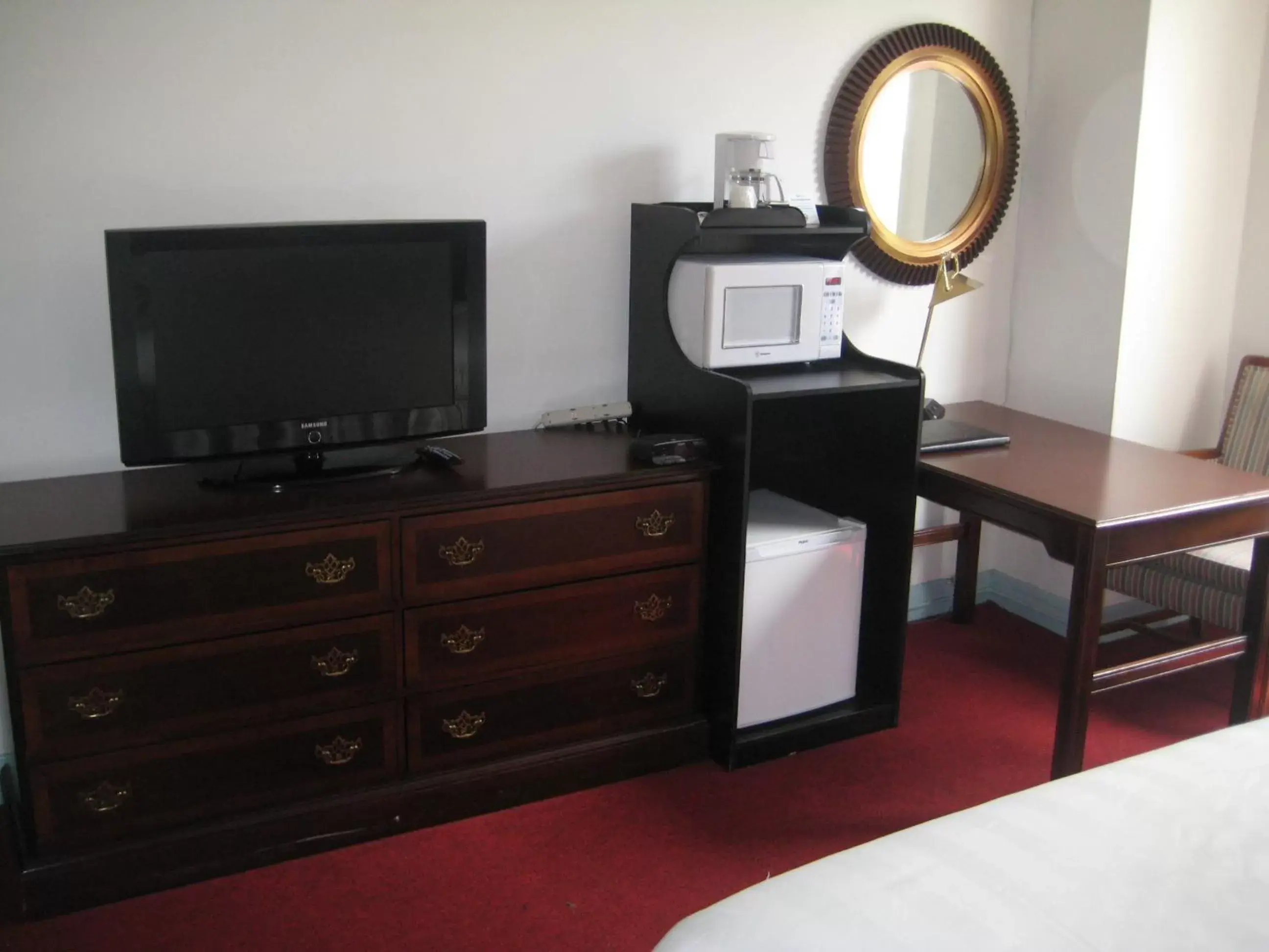 TV and multimedia, TV/Entertainment Center in Nash Hotel