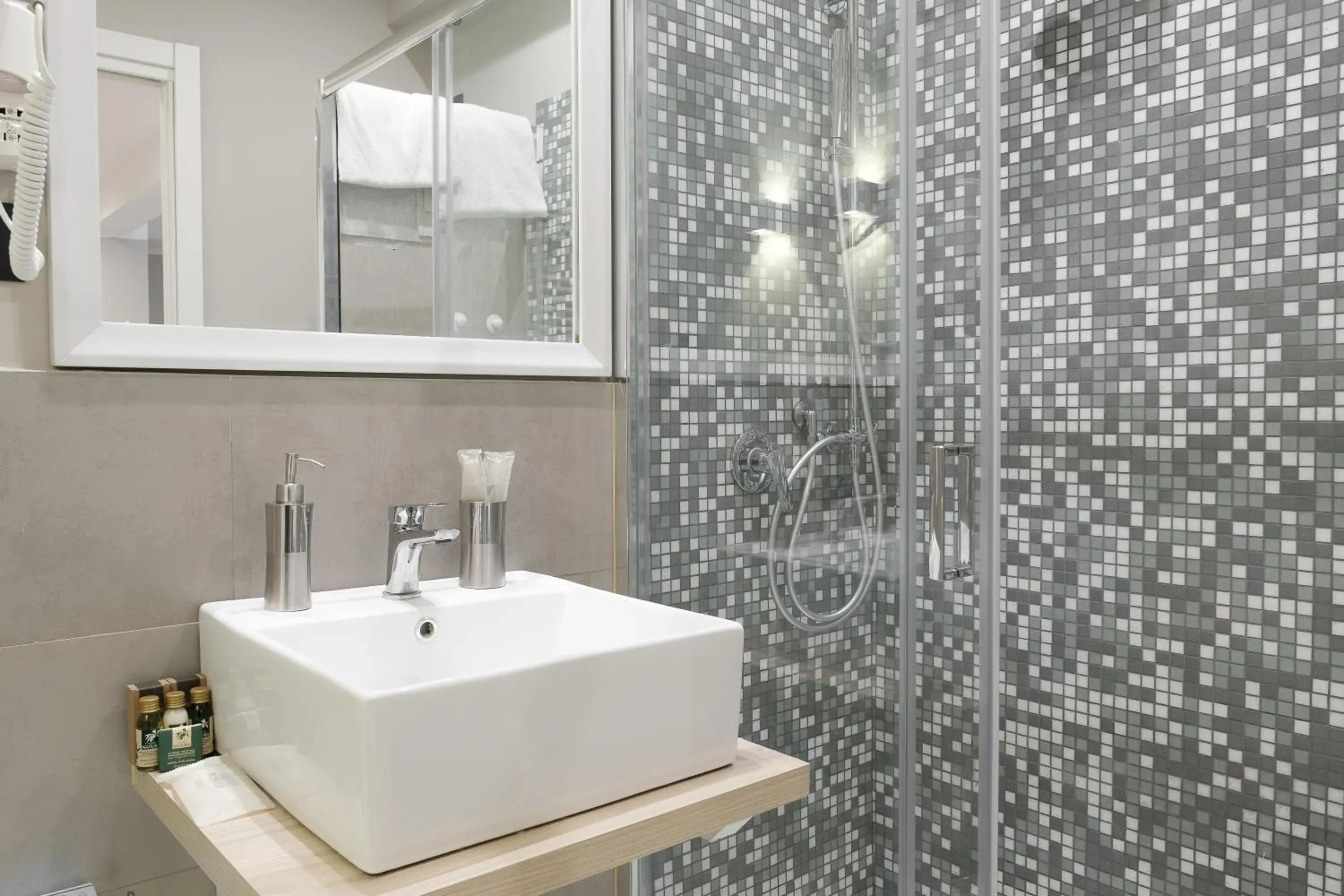 Shower, Bathroom in Hotel De Ville