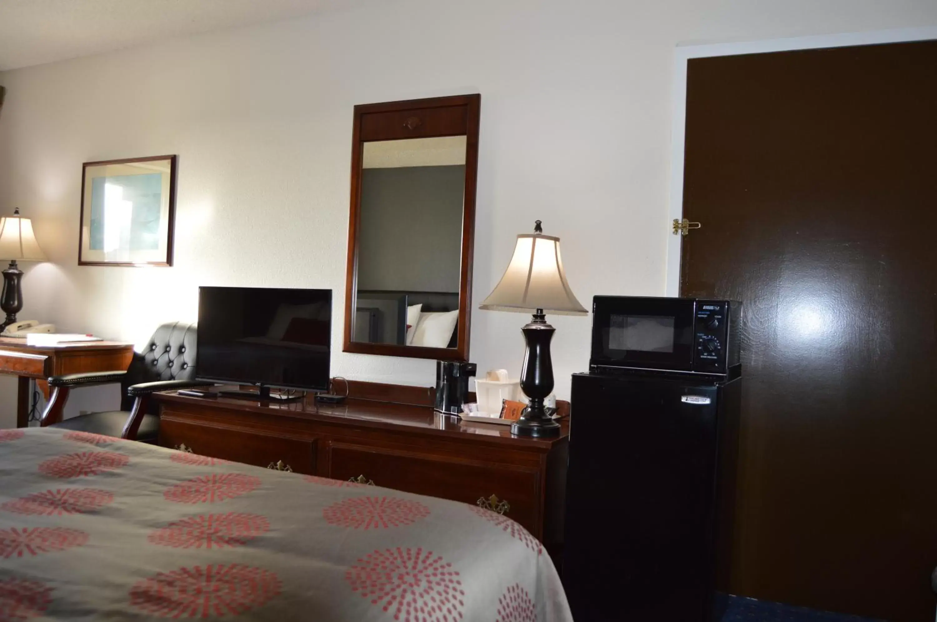 TV and multimedia, Bed in Ramada by Wyndham Arcata