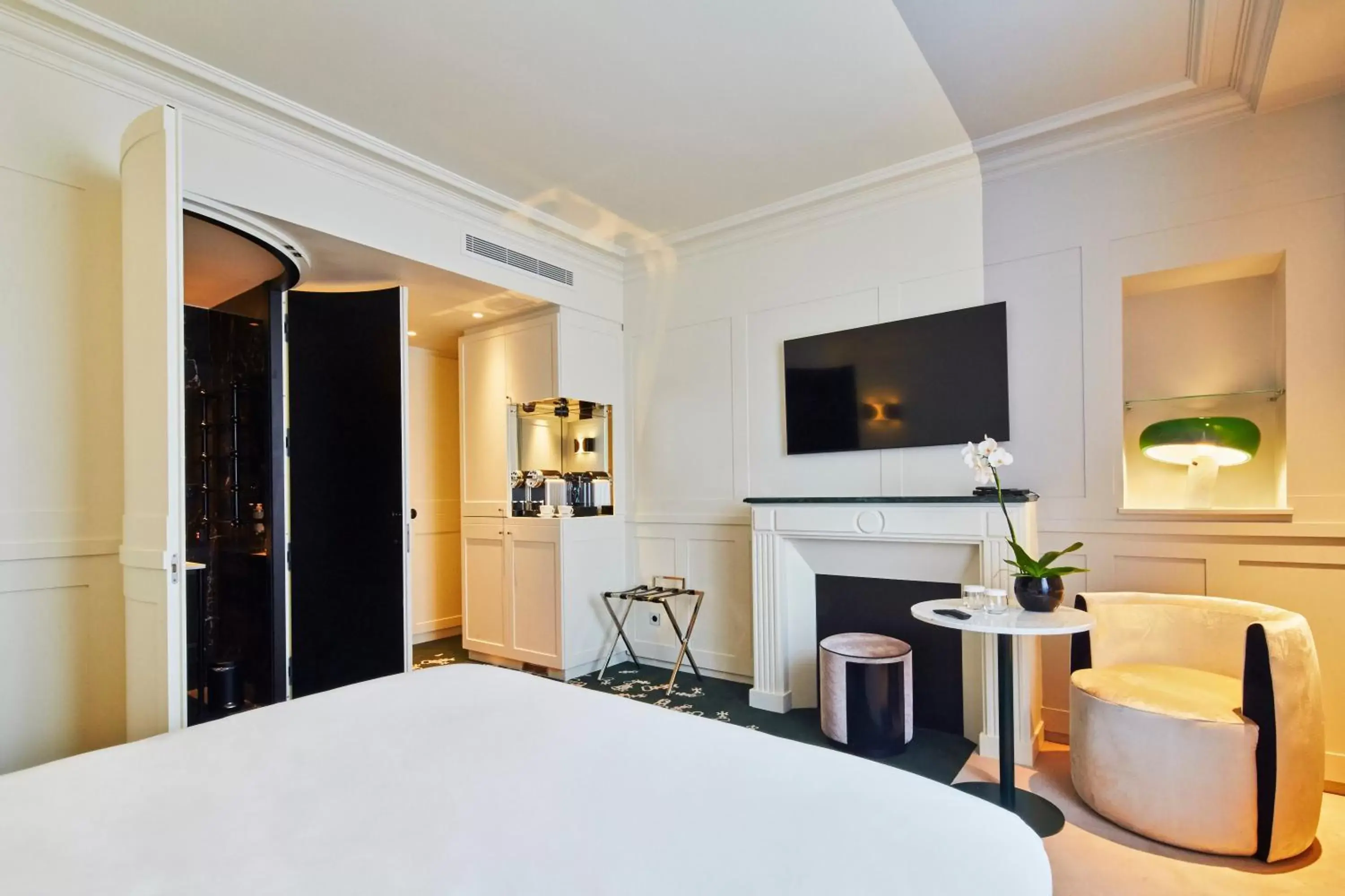 Bedroom, TV/Entertainment Center in La Licorne Hotel & Spa Troyes MGallery