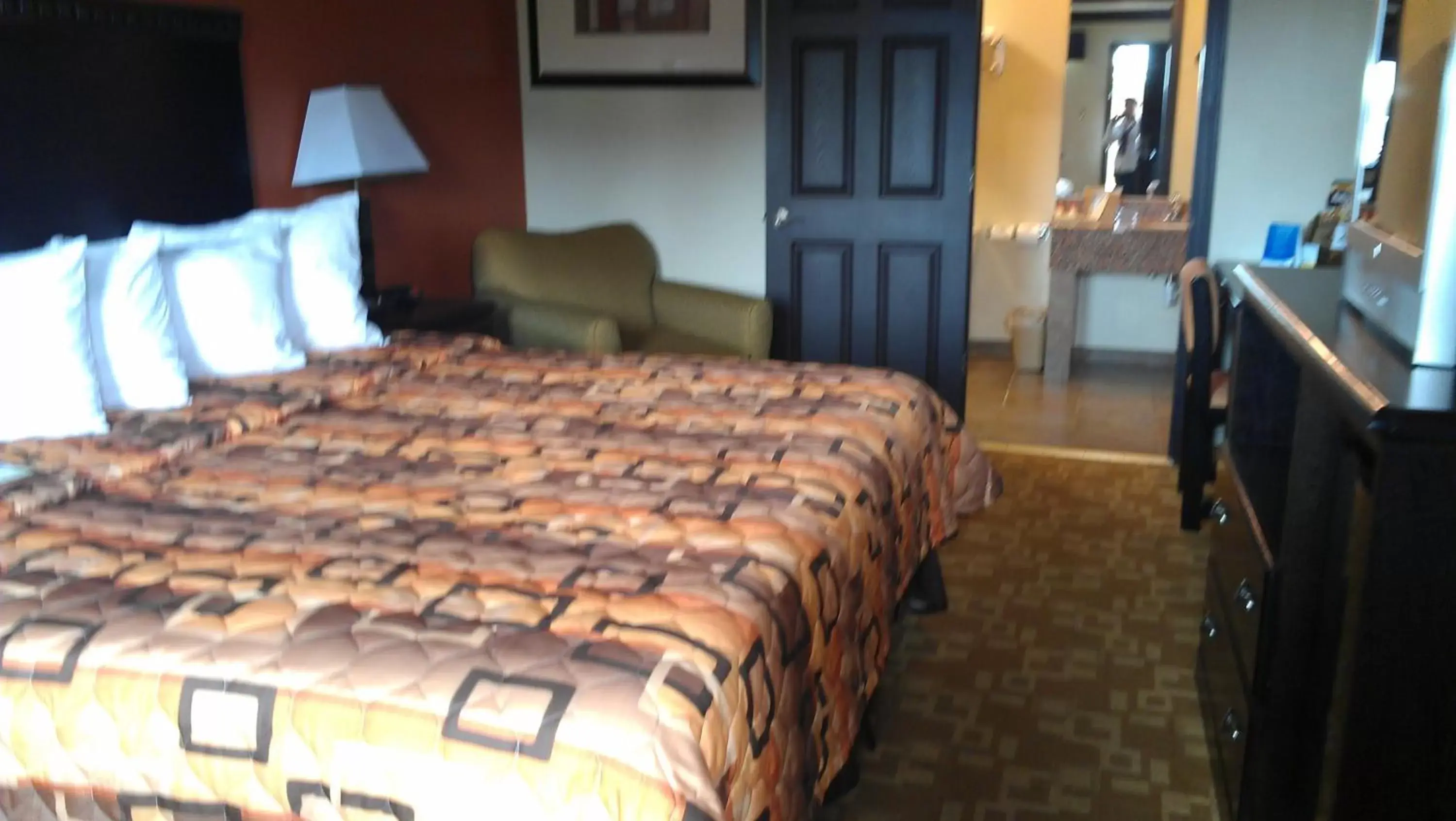 Deluxe King Room - Smoking in Days Inn by Wyndham Oklahoma City/Moore