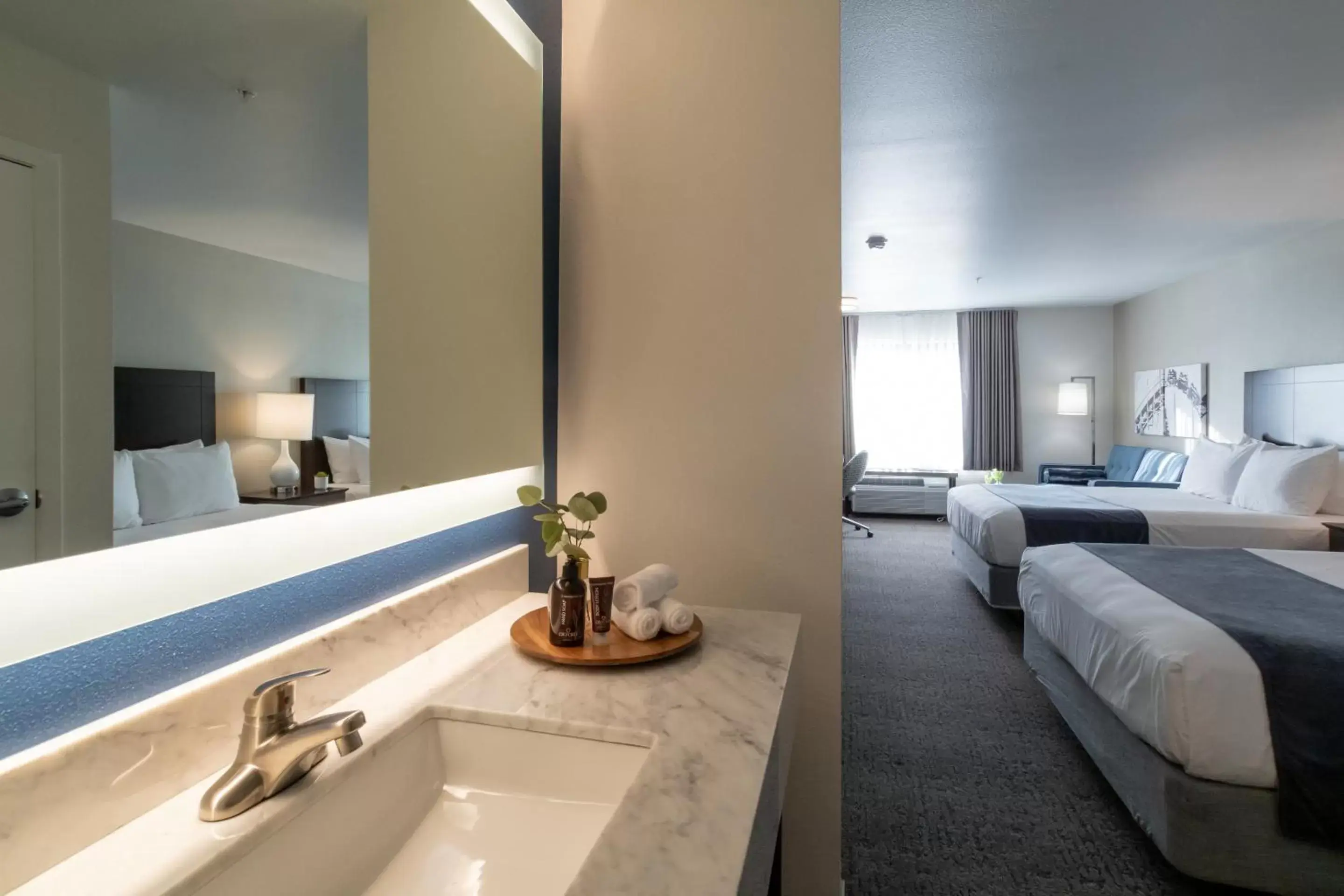 Bathroom, Bed in Oxford Suites Portland - Jantzen Beach