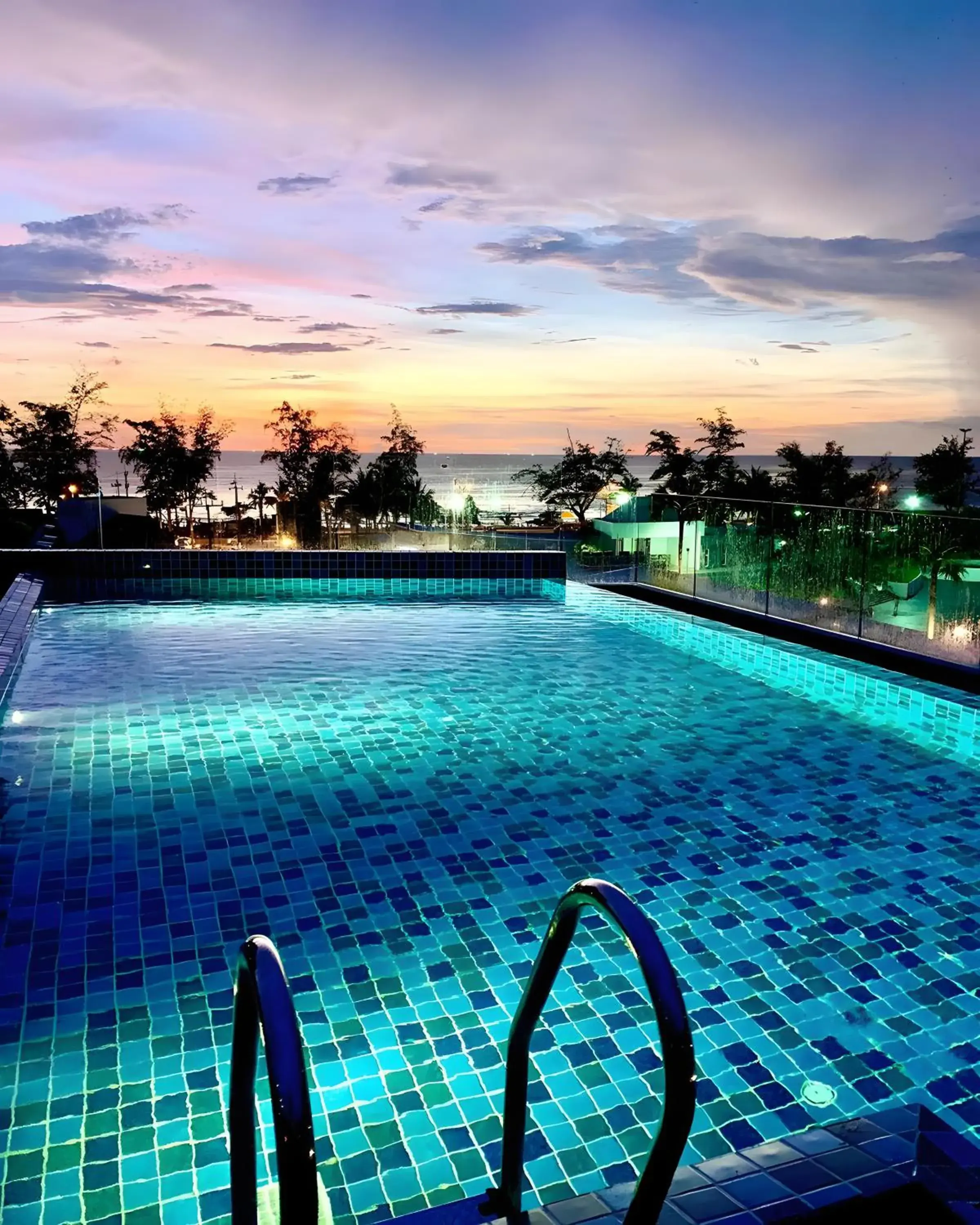 Pool view, Swimming Pool in Phoenix Hotel Karon Beach