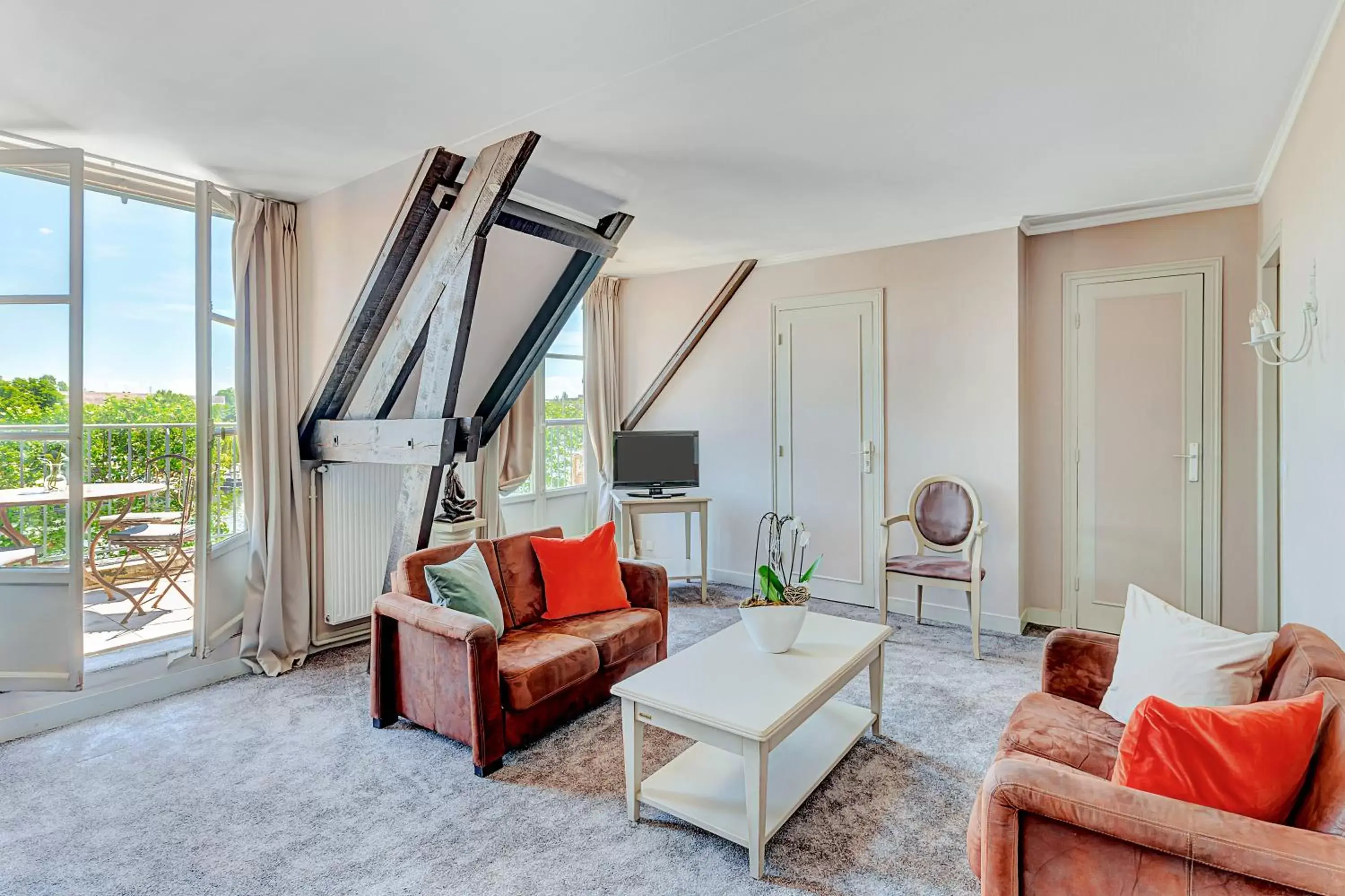 Living room, Seating Area in Hôtel Le Maxime - Best Western Signature Collection