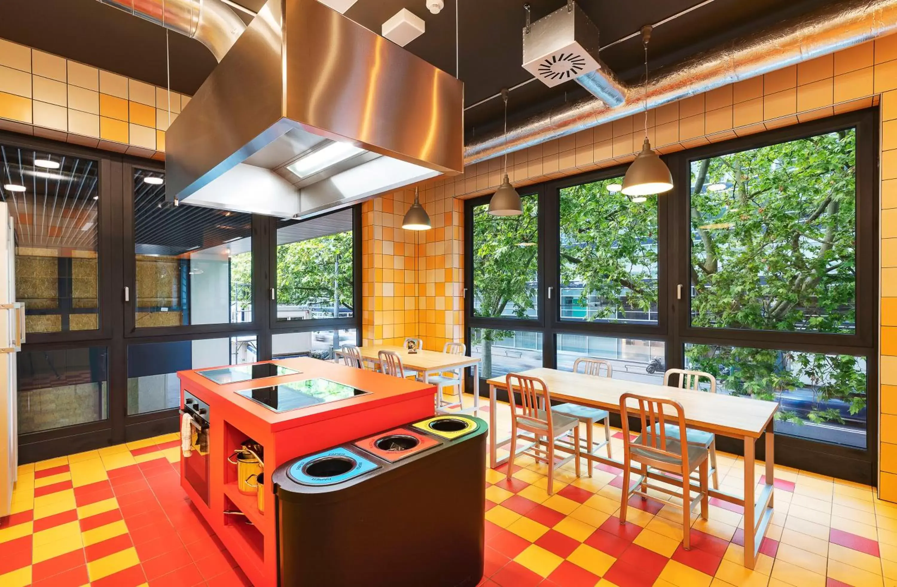 Communal kitchen in MEININGER Hotel Genève Centre Charmilles