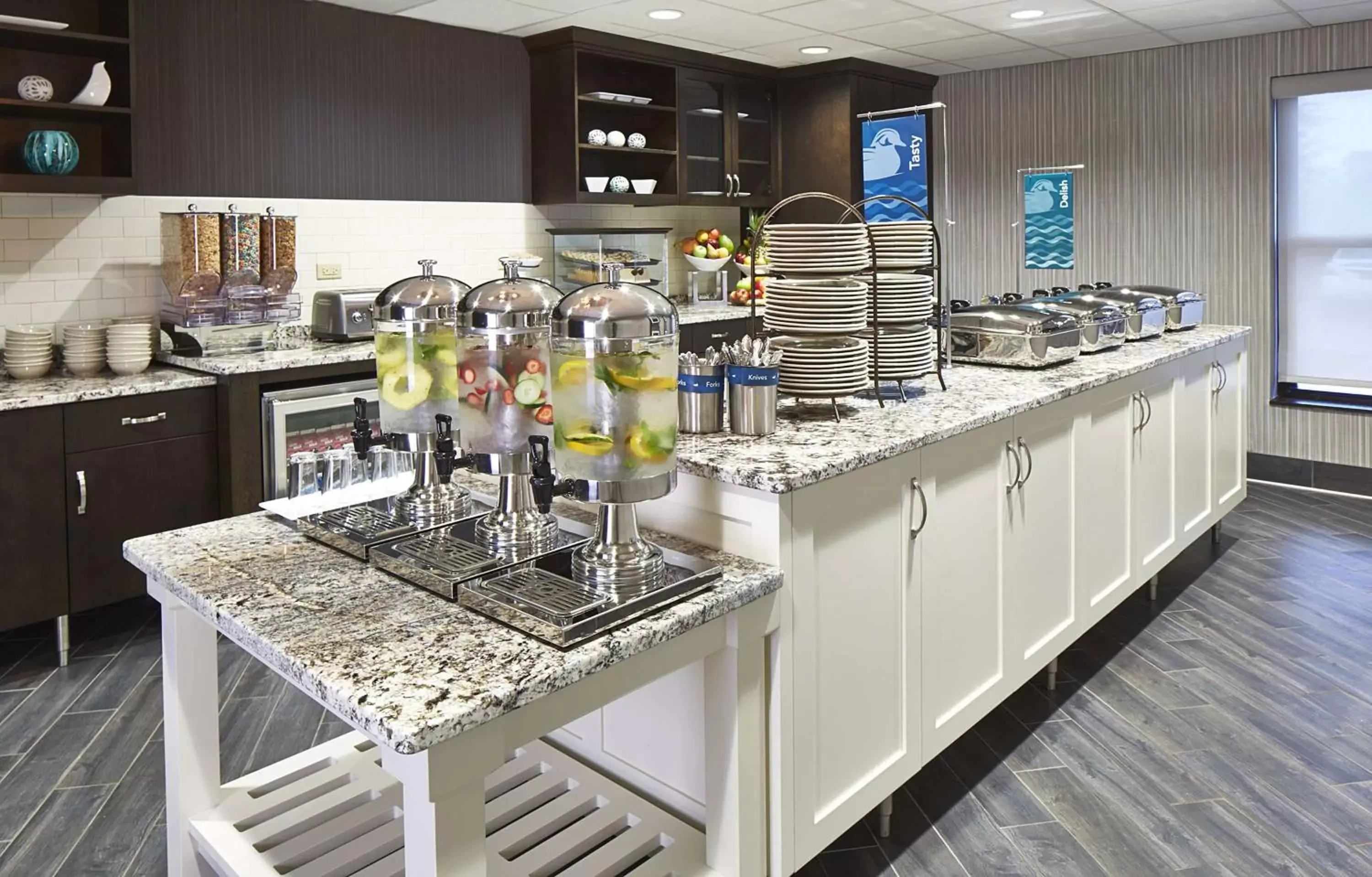Breakfast, Kitchen/Kitchenette in Homewood Suites by Hilton Chicago-Lincolnshire