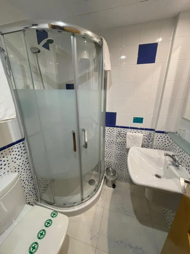 Shower in Hotel Tio Pepe