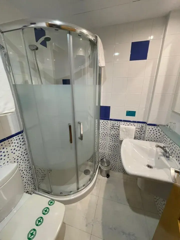 Shower, Bathroom in Hotel Tio Pepe