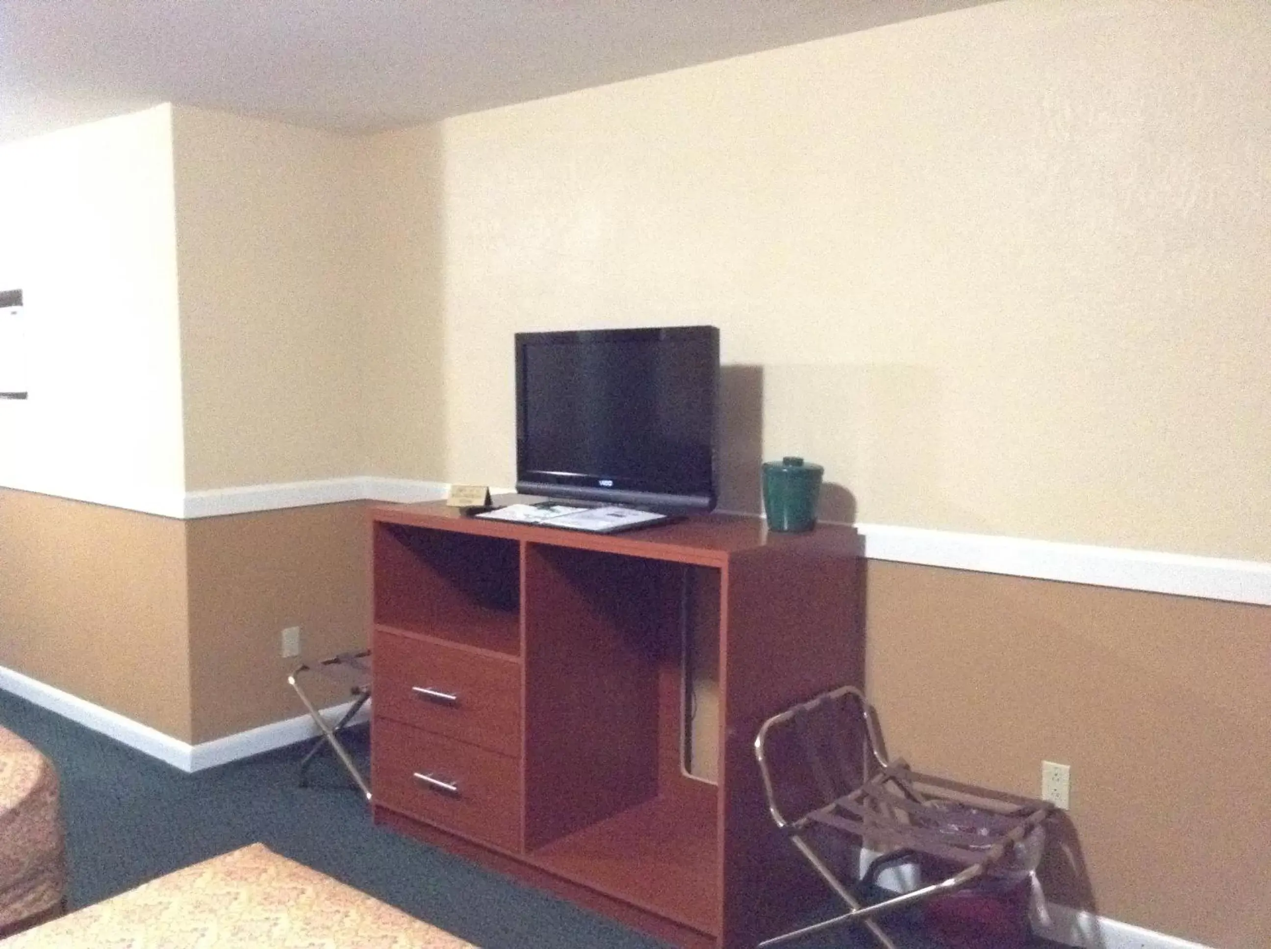 TV and multimedia, TV/Entertainment Center in Briarcliff Motel