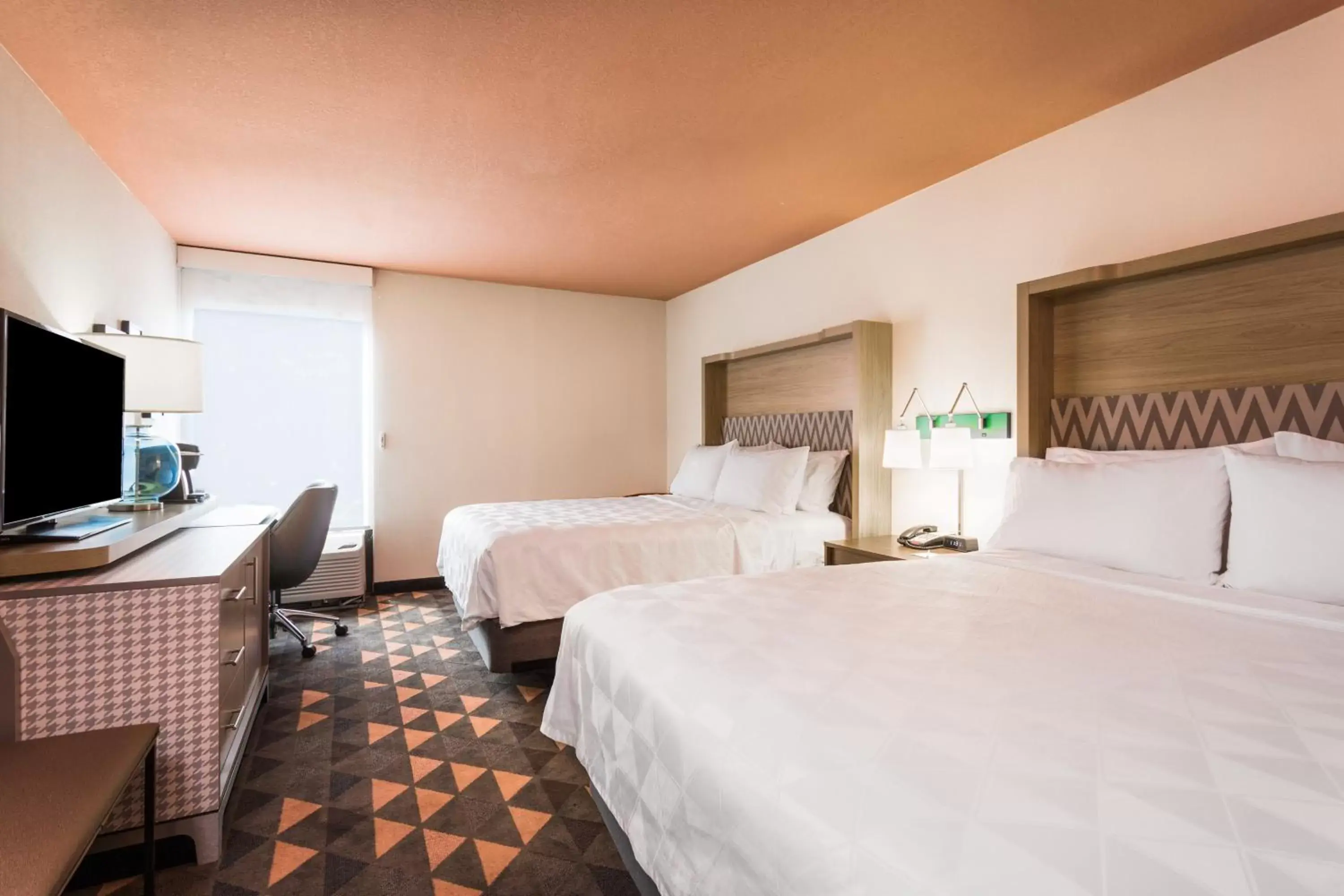 Twin Room - Mobility Access with Bath Tub in Holiday Inn - Boone - University Area, an IHG Hotel Twin Room - Mobility Access with Bath Tub in Holiday Inn - Boone - University Area, an IHG Hotel