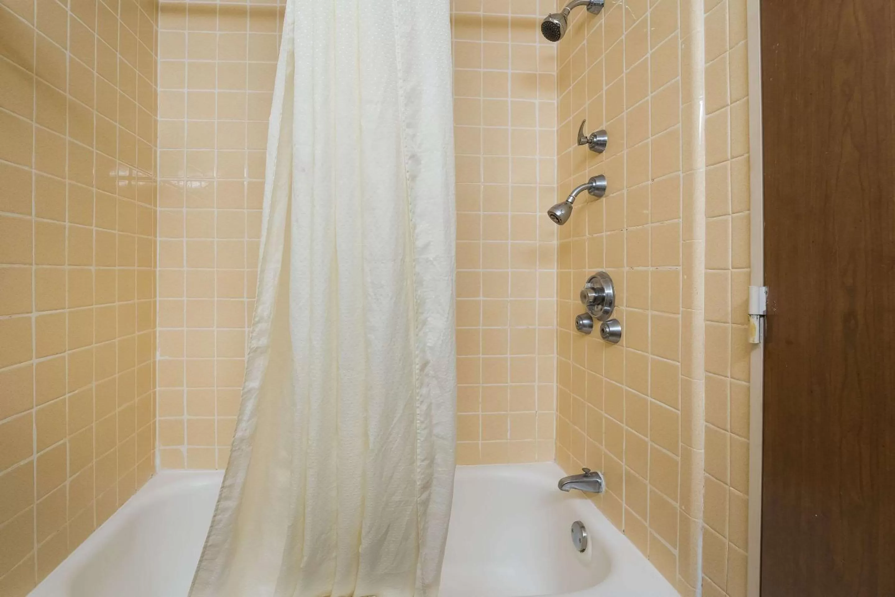 Bathroom in Econo Lodge - Perry National Fair Ground Area