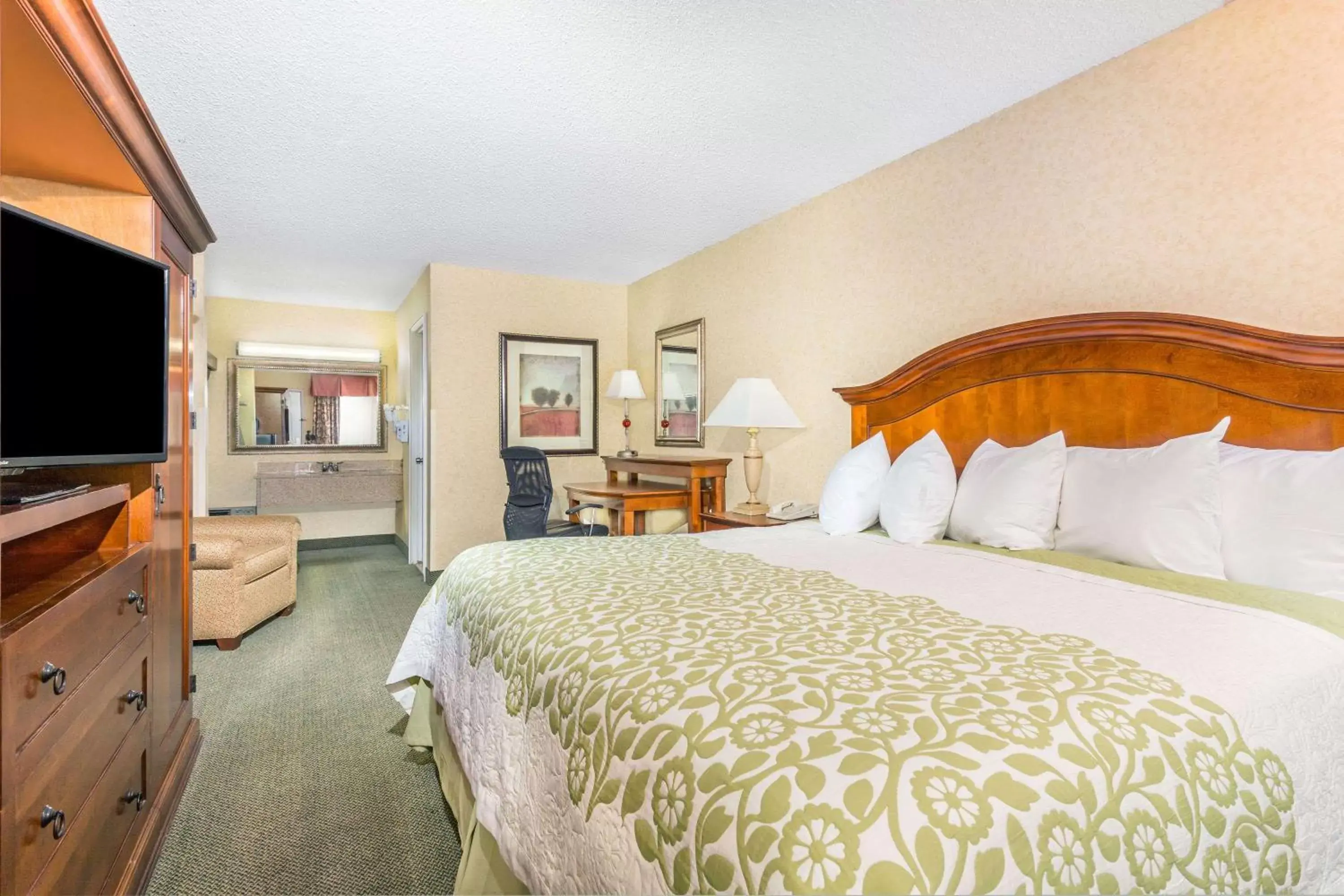 Photo of the whole room, Bed in Days Inn by Wyndham Klamath Falls