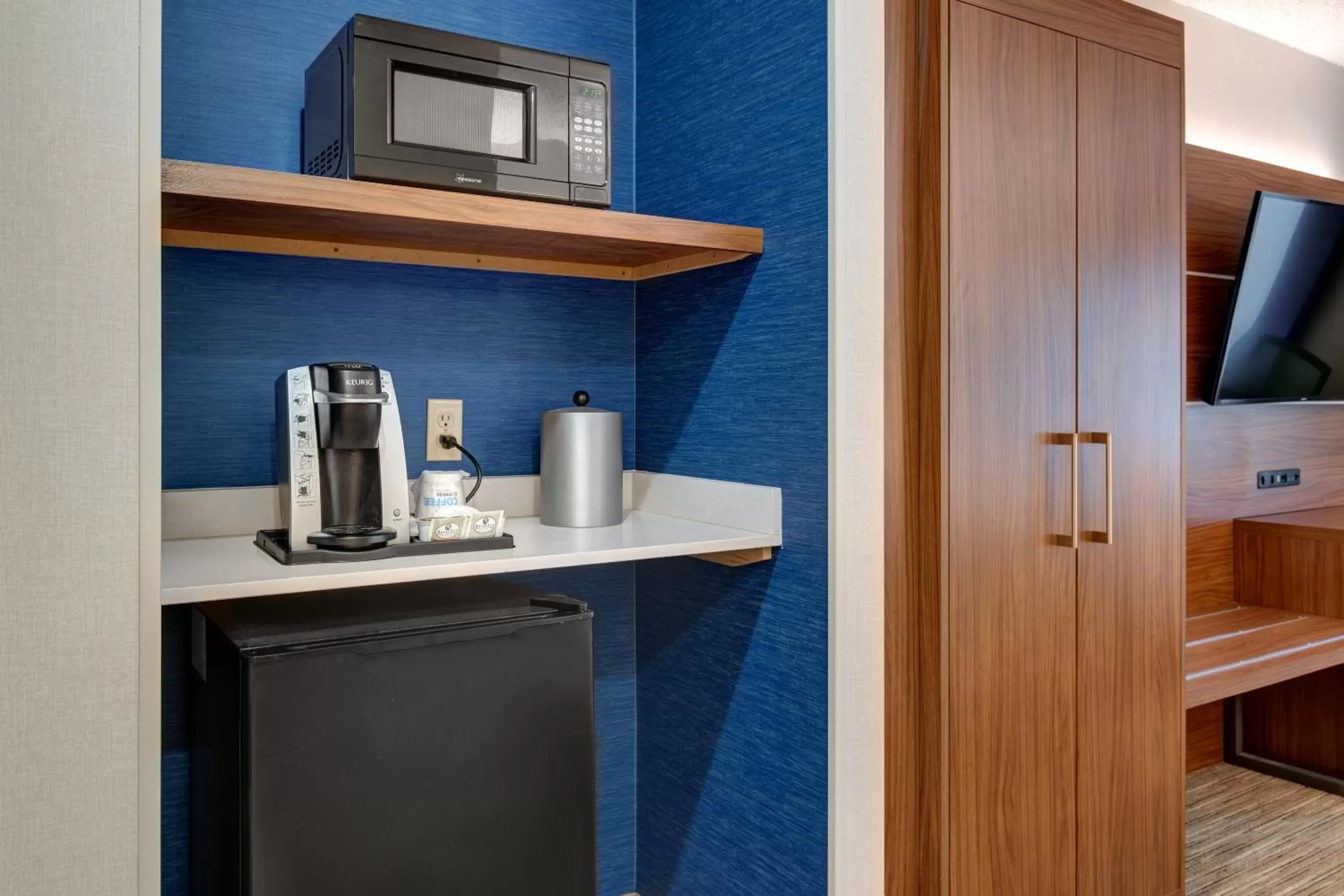 Bedroom, Kitchen/Kitchenette in Holiday Inn Express & Suites West Long Branch - Eatontown, an IHG Hotel