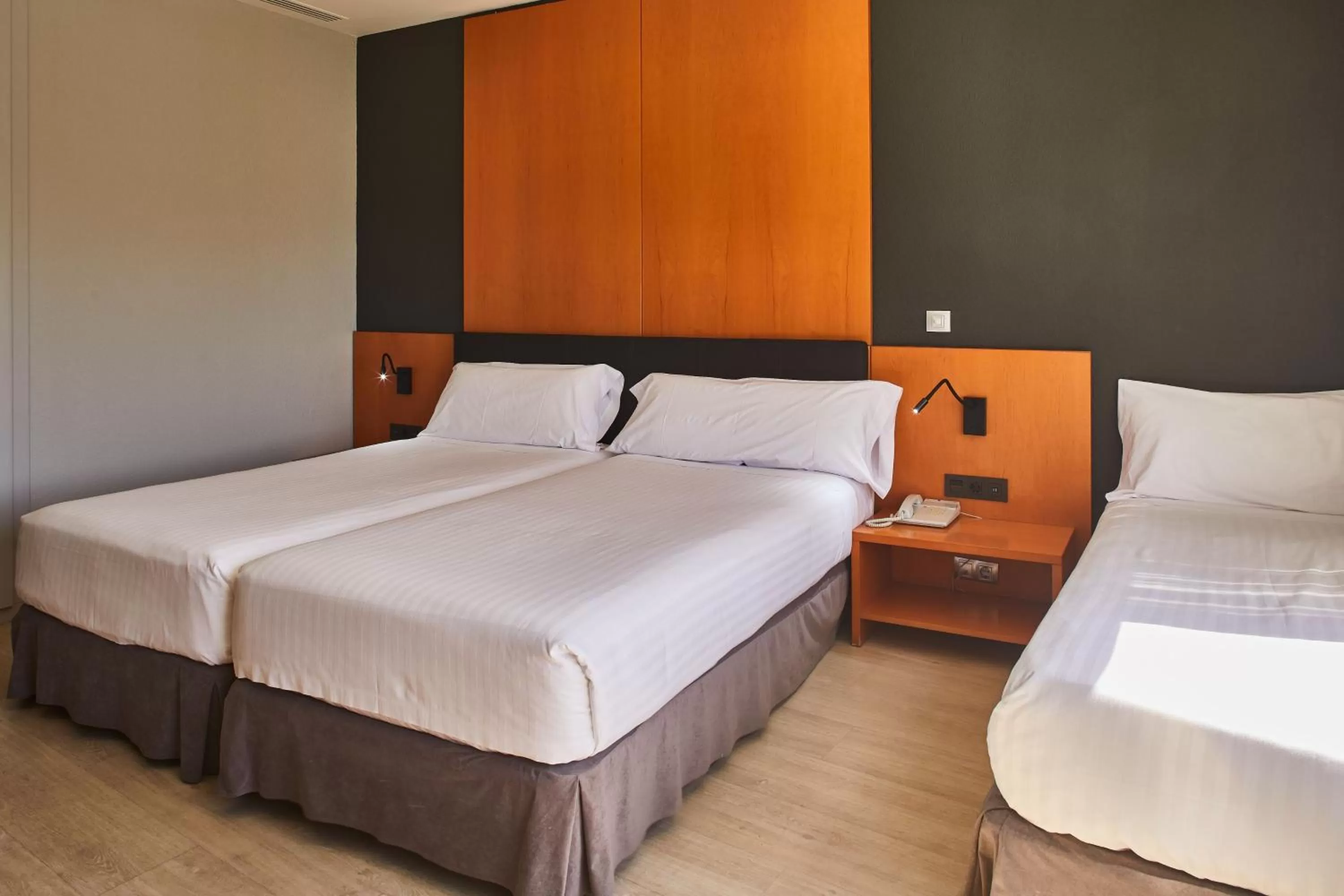 Photo of the whole room, Bed in Silken Al-Andalus Palace