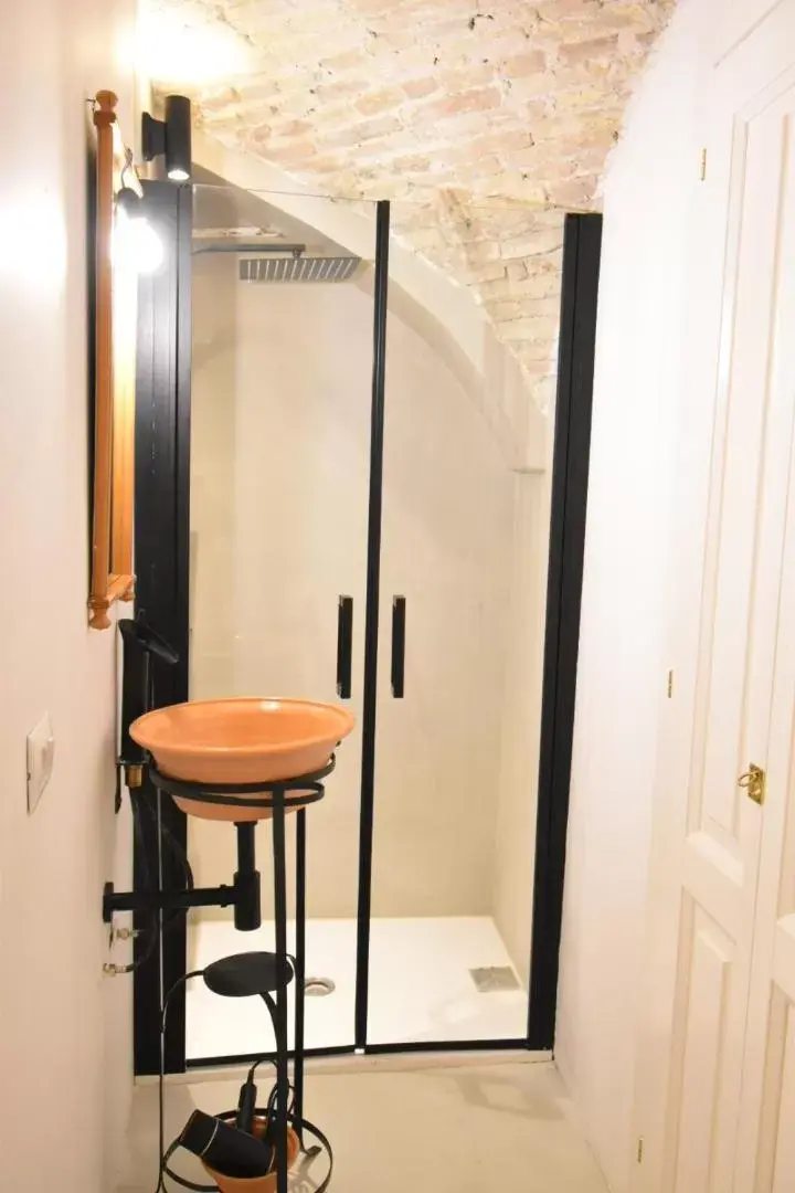 Shower, Bathroom in Crobi Museum and Suites