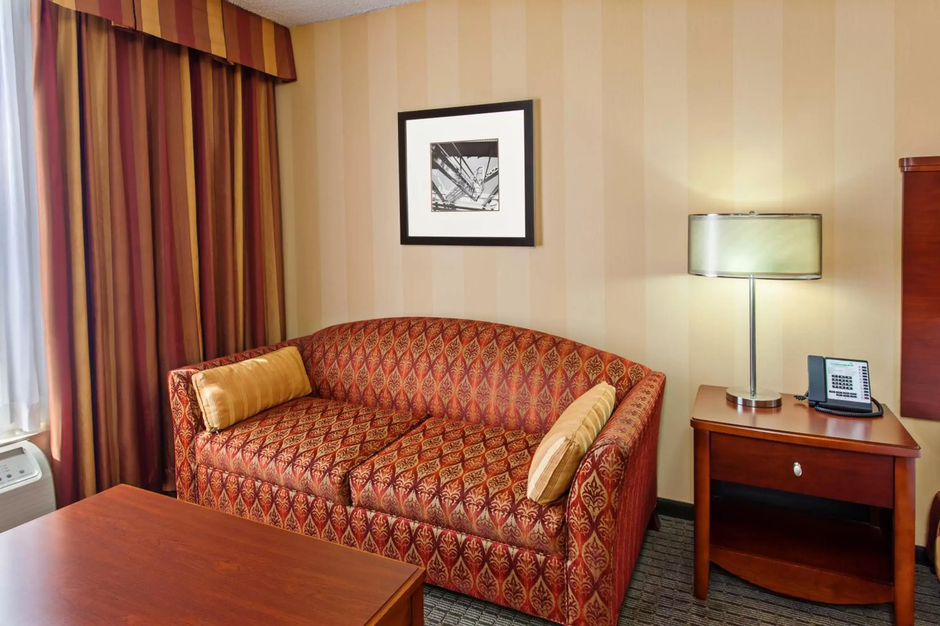 Photo of the whole room, Seating Area in Holiday Inn Sacramento Downtown-Arena, an IHG Hotel