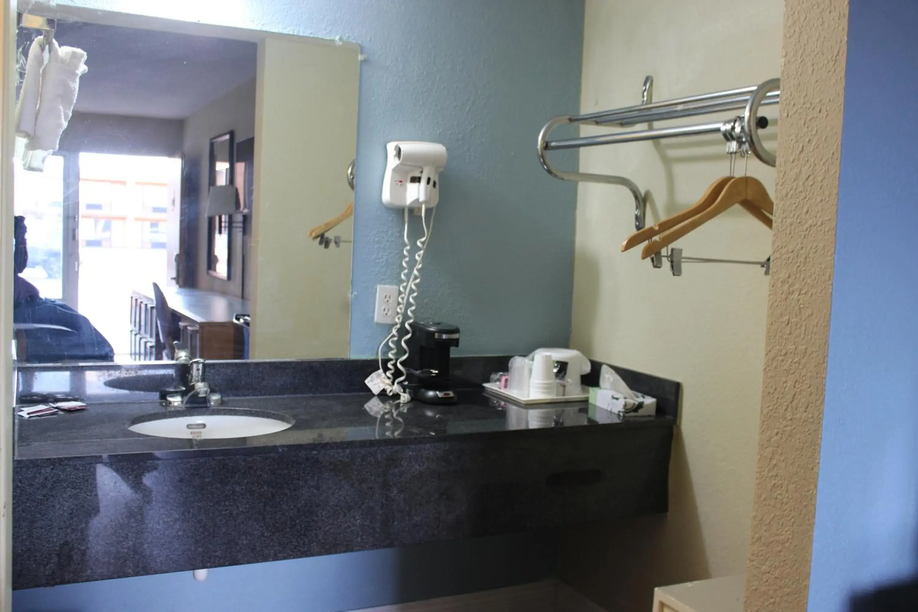 Bathroom in Tampa Inn Near Busch Gardens