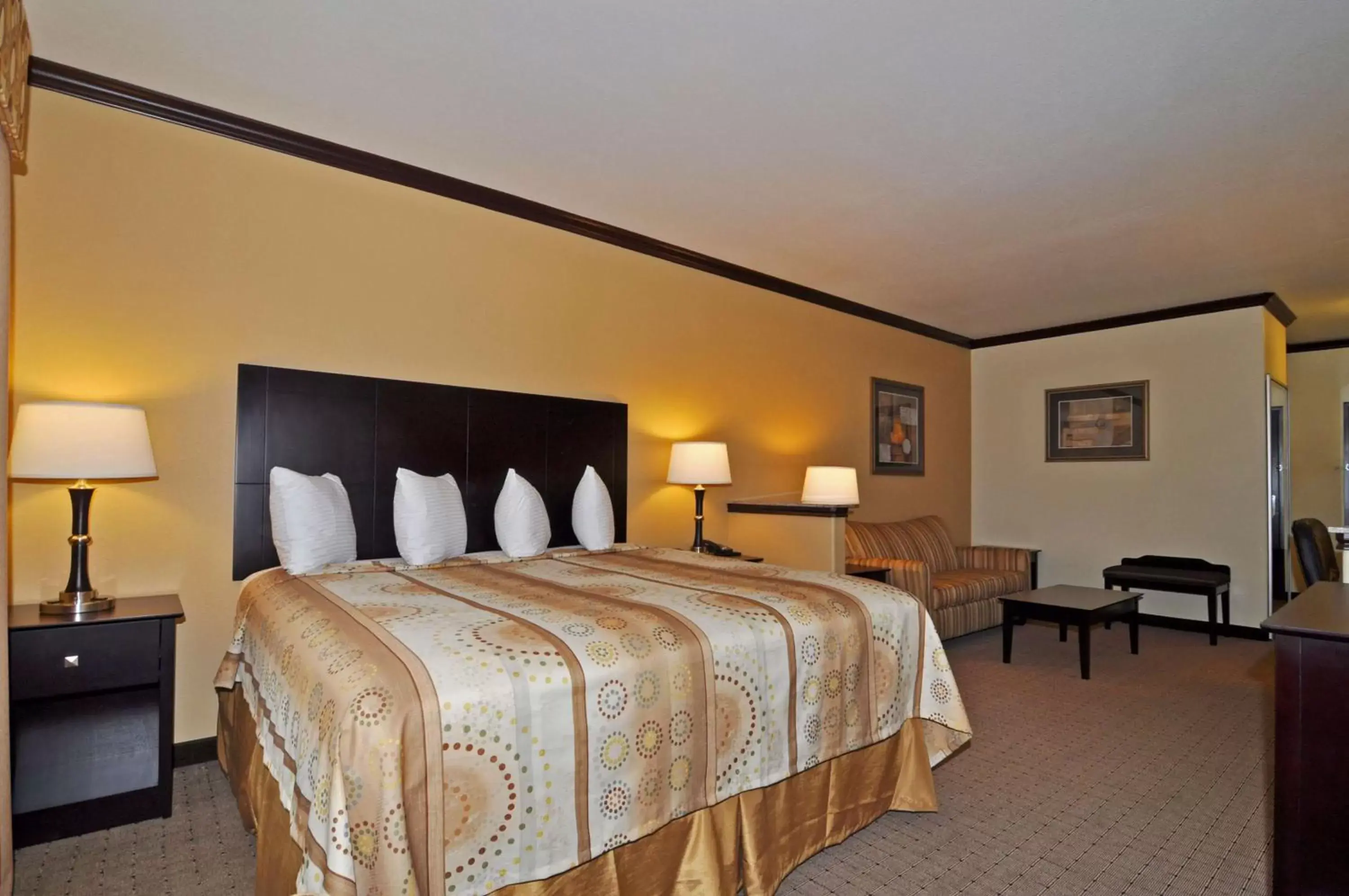 Photo of the whole room, Bed in Best Western Plus Royal Mountain Inn & Suites