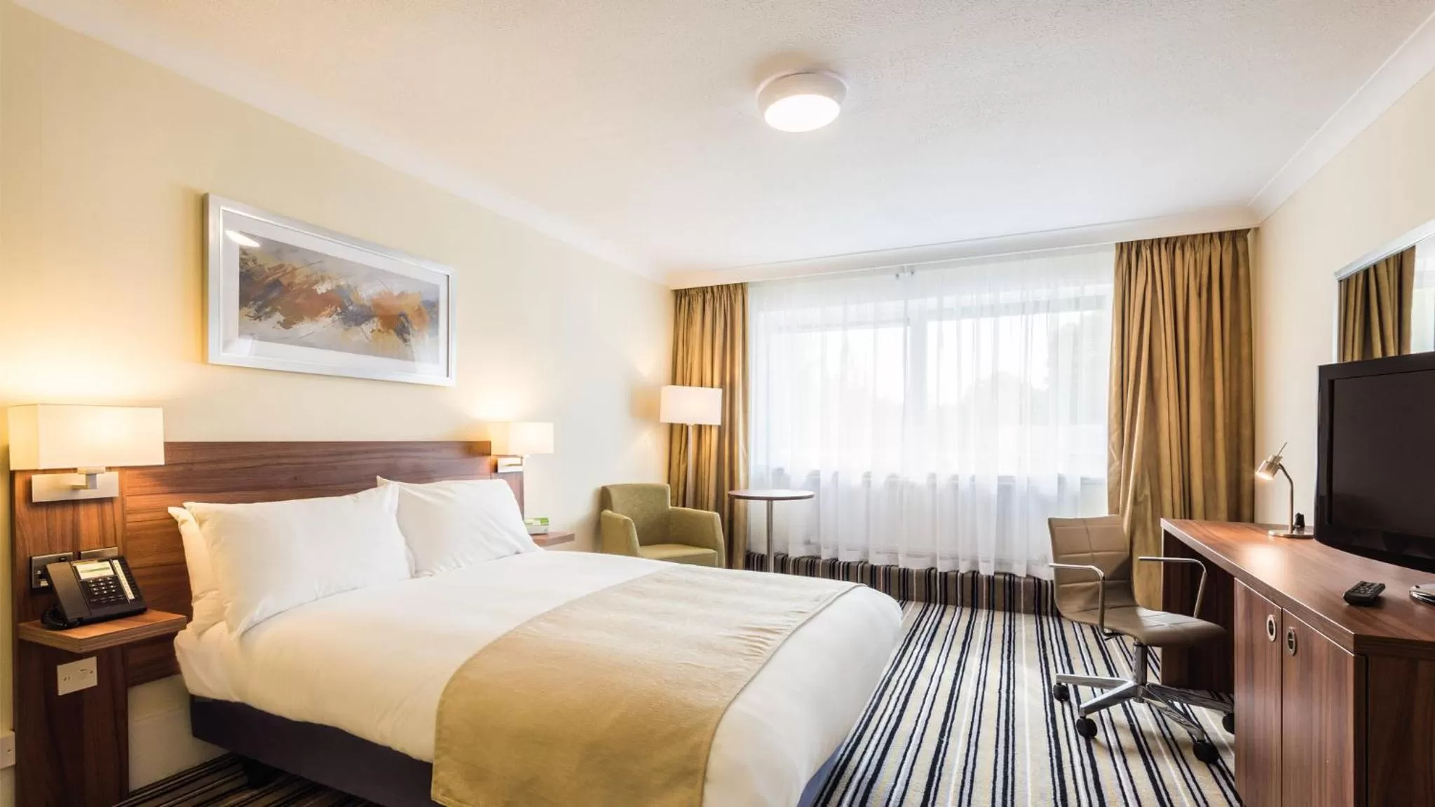 Photo of the whole room, Bed in Holiday Inn Reading West by IHG