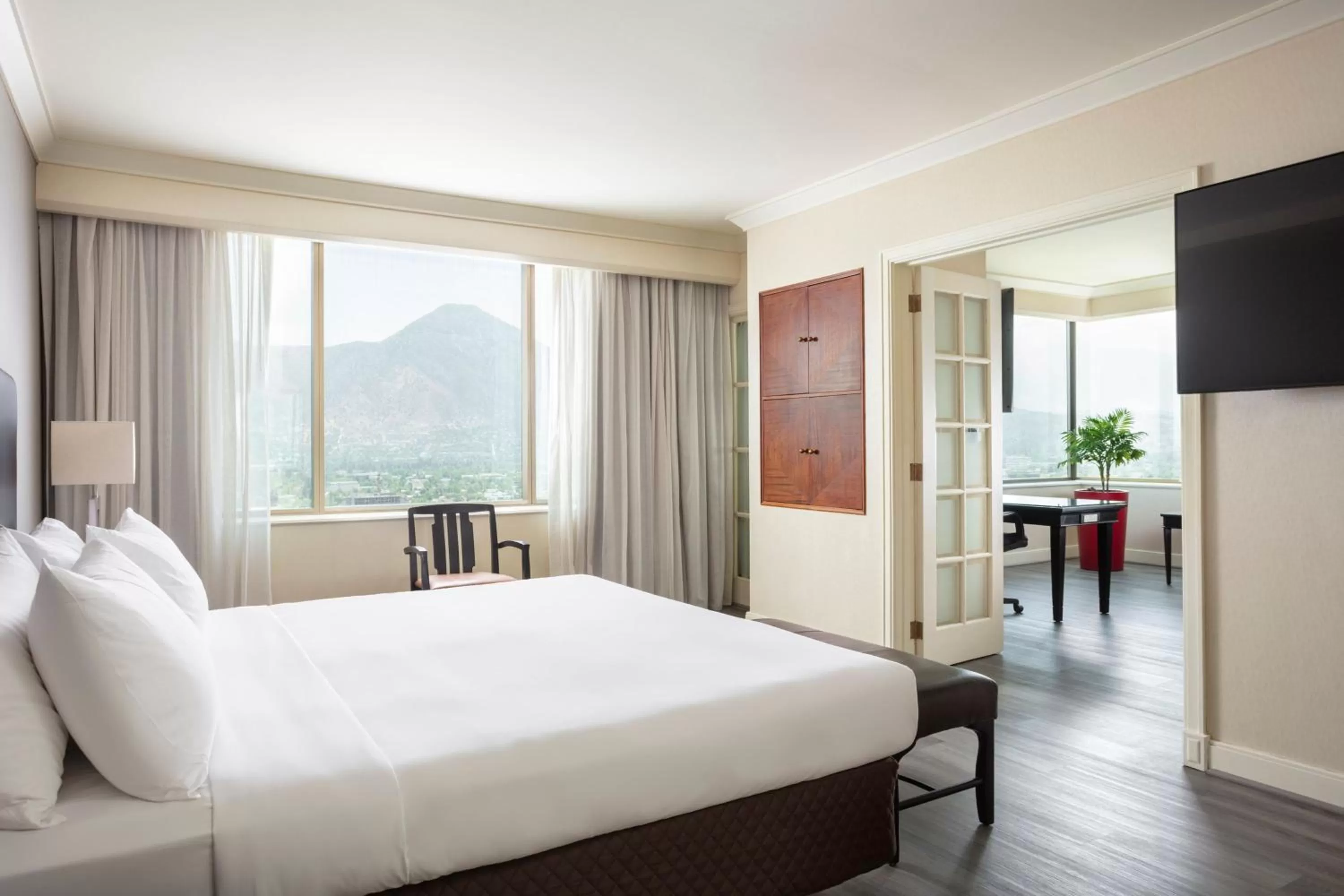 Photo of the whole room, Bed in Santiago Marriott Hotel