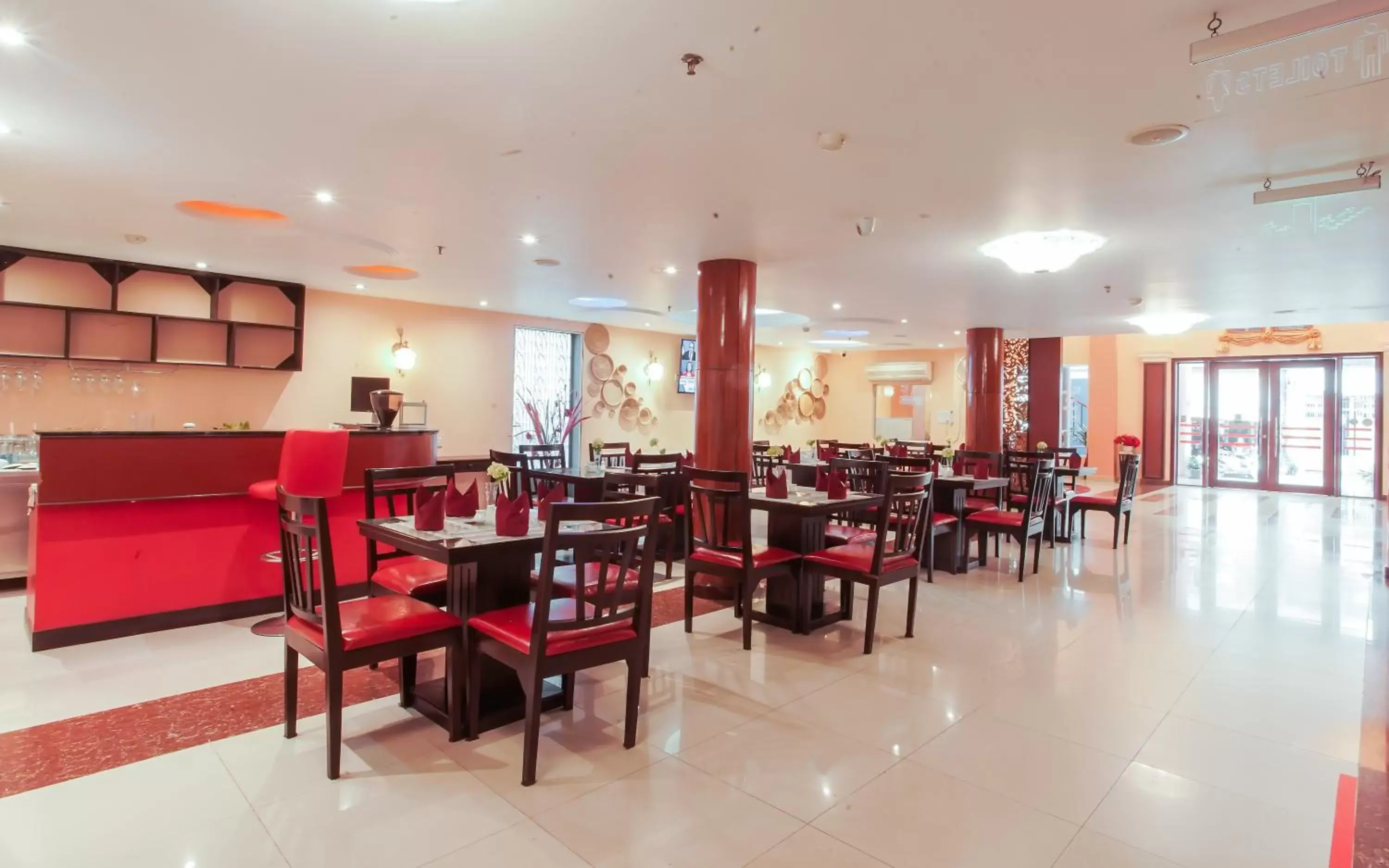 Restaurant/Places to Eat in Silver Mounts Hotel