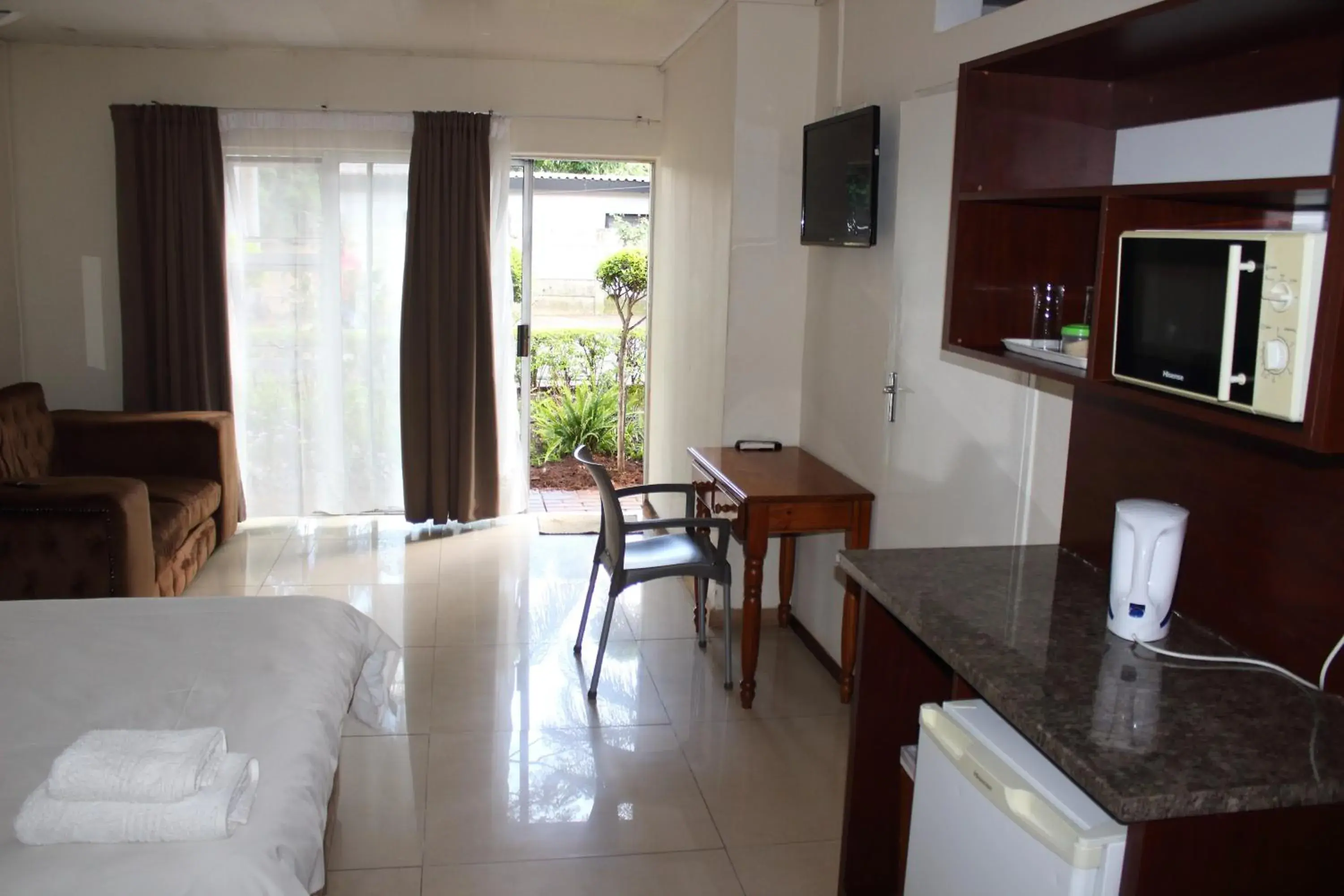 Bed, Seating Area in Purple Olive Guest House