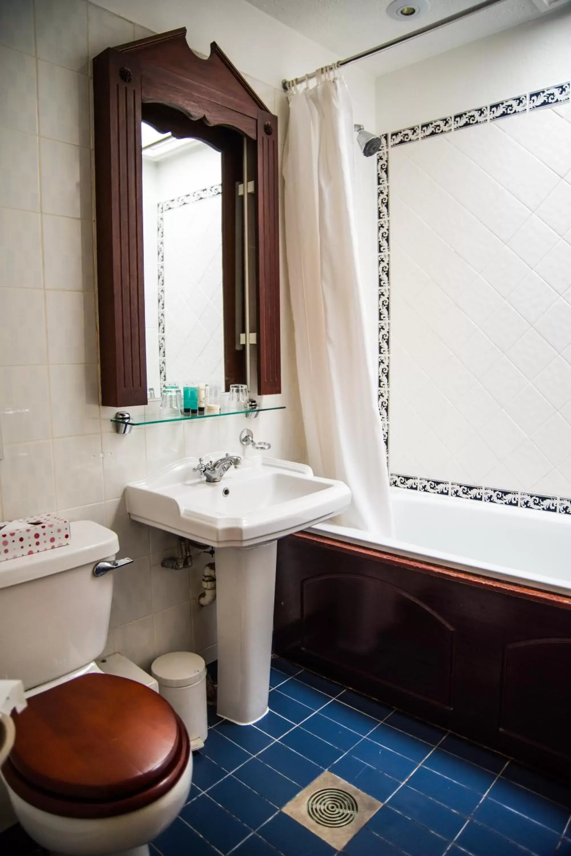 Shower, Bathroom in London Lodge Hotel