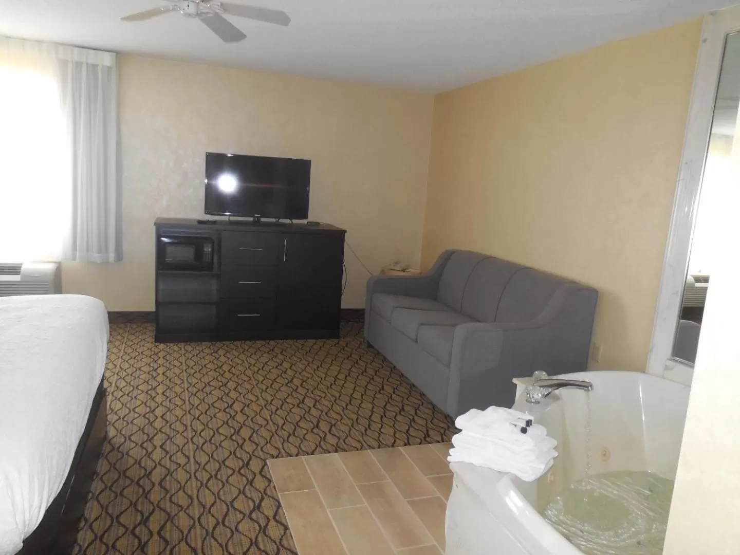 Seating area, Bed in Baymont by Wyndham Bridgeport/Frankenmuth