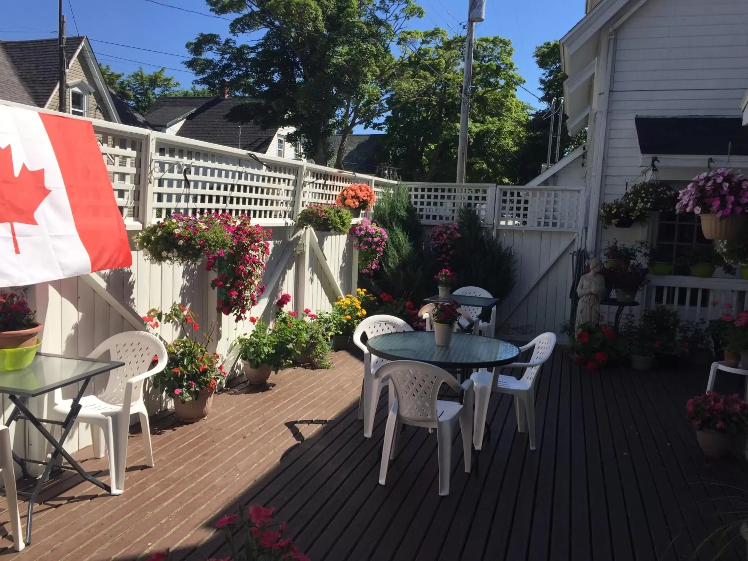 Patio in Lakelawn B&B and Motel