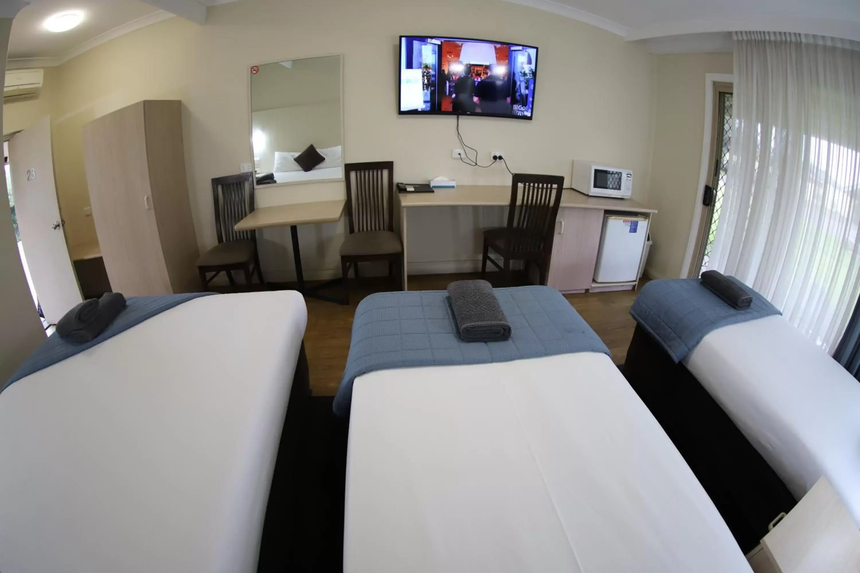 Seating area, TV/Entertainment Center in Sleepy Hill Motor Inn