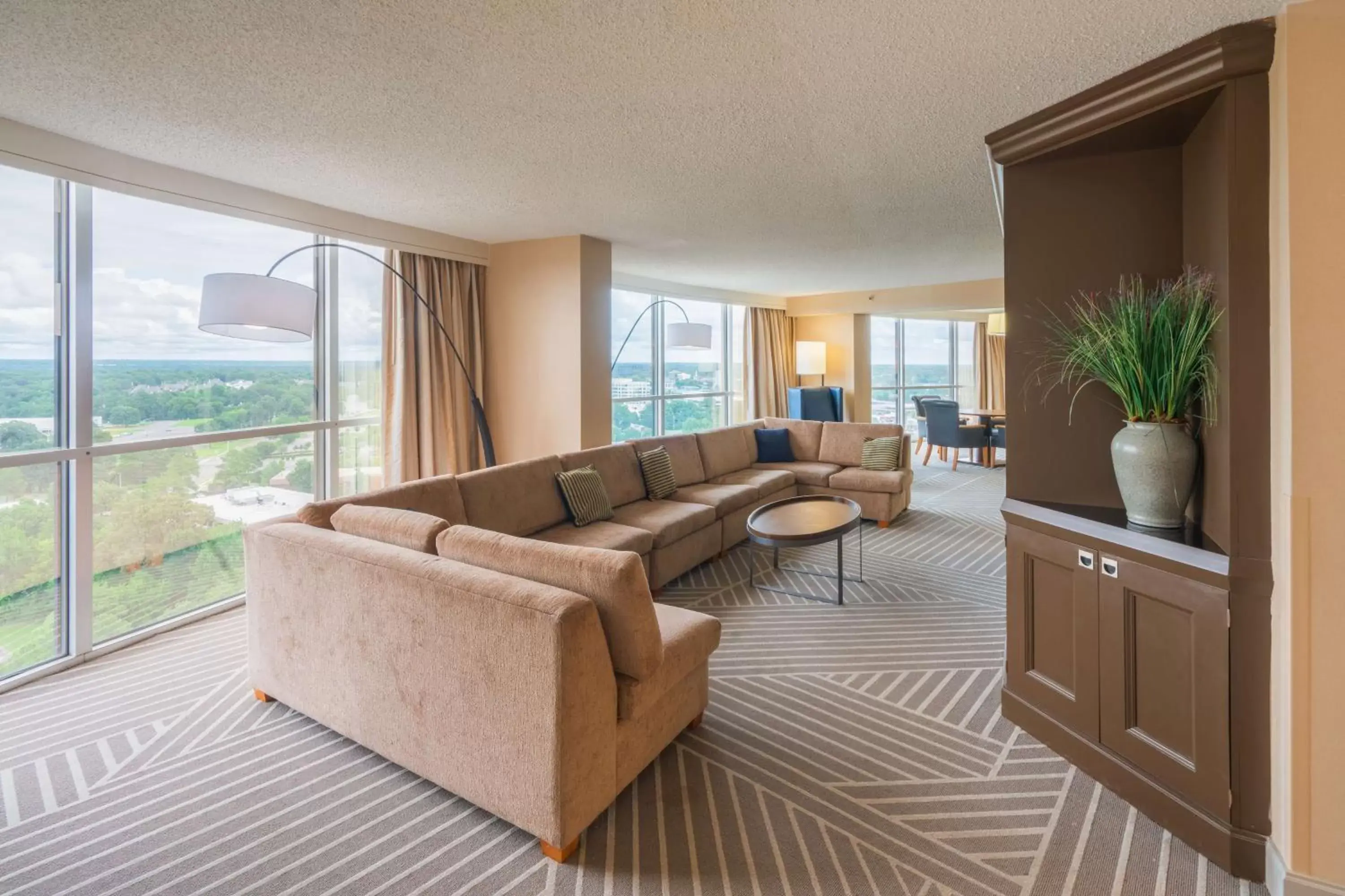 Living room, Seating Area in Hilton Memphis