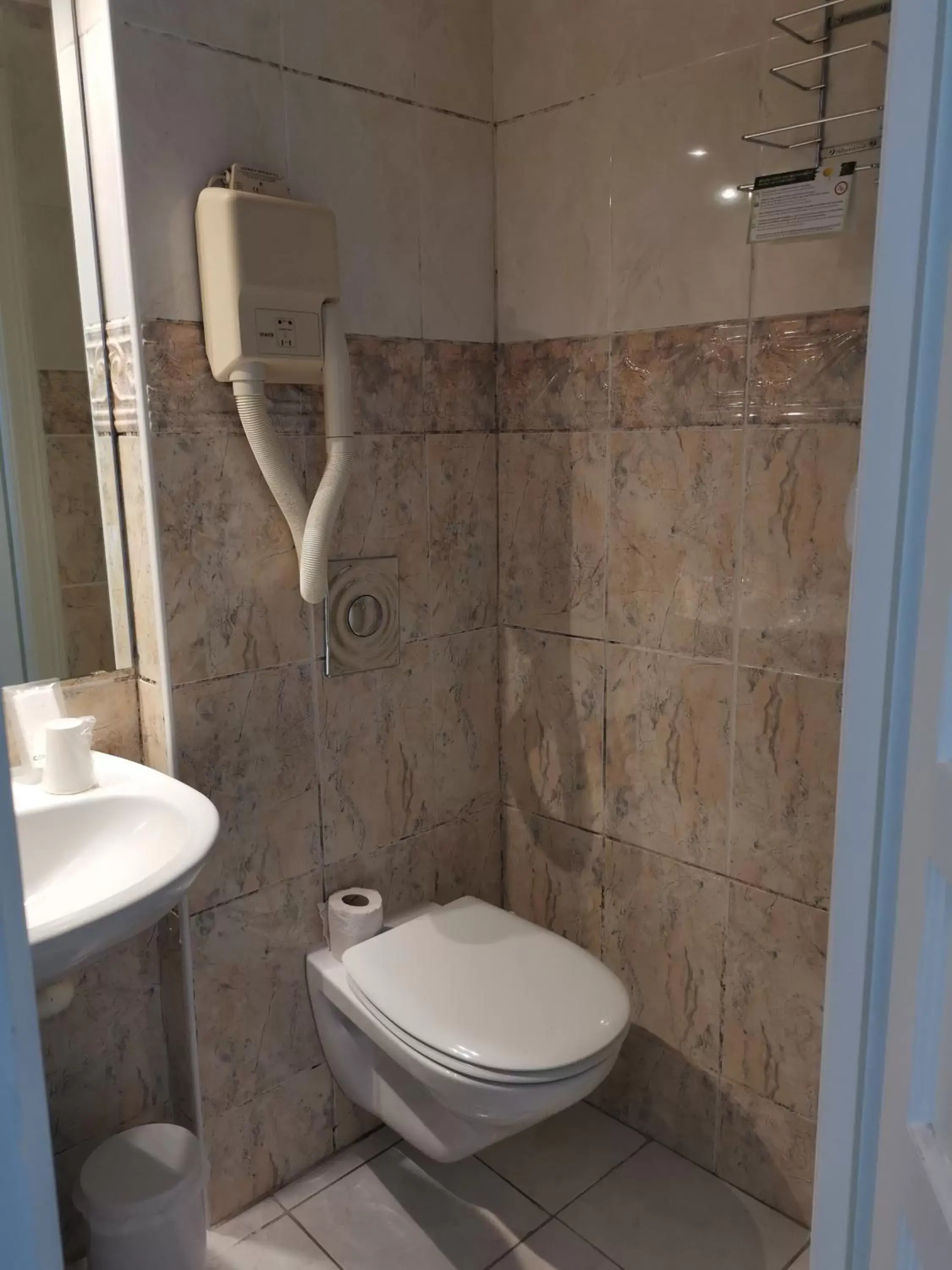 Bathroom in Hotel de la Gare Troyes Centre