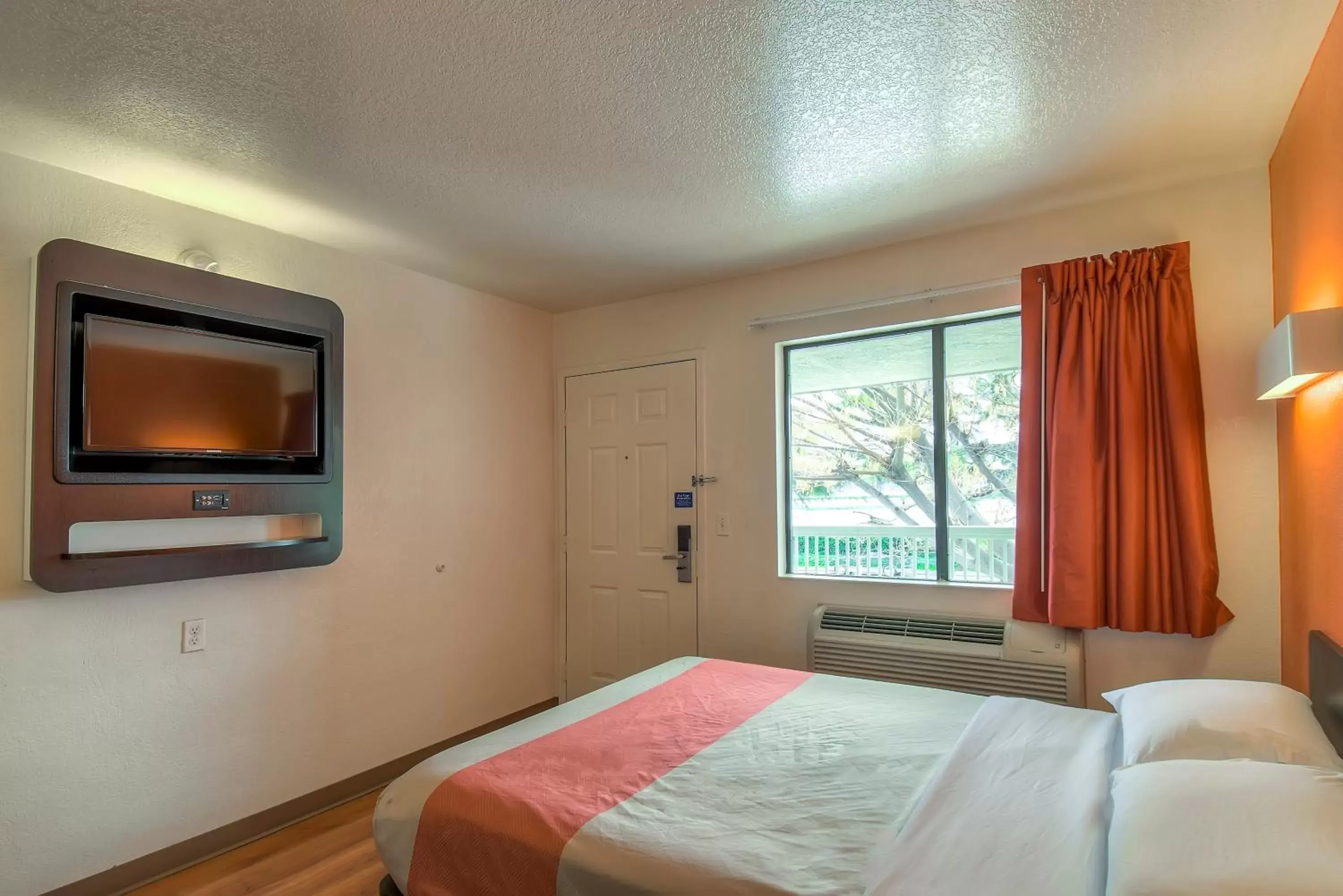 Bed in Motel 6-Arcadia, CA - Los Angeles - Pasadena Area