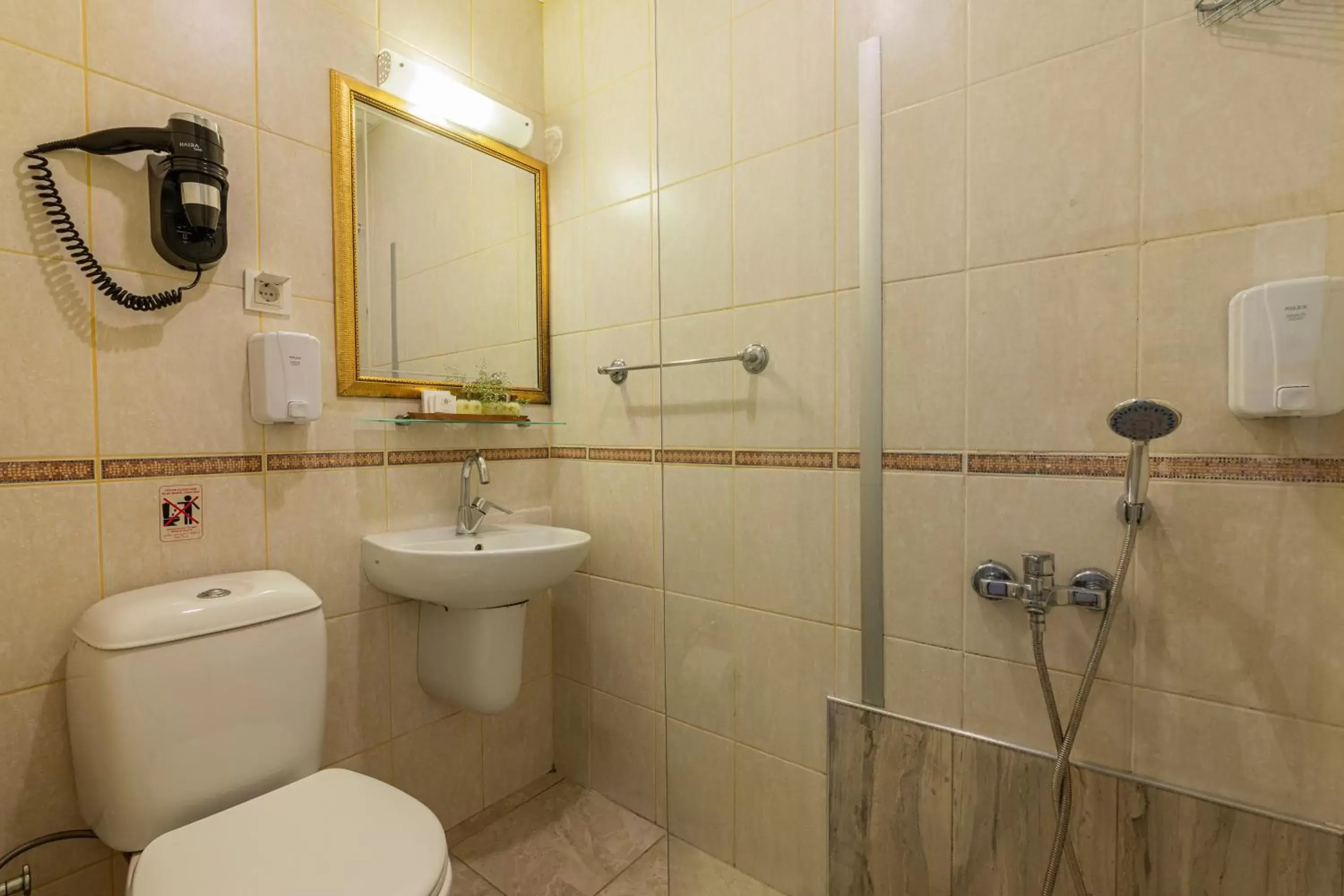 Shower, Bathroom in Hotel Ipek Palas