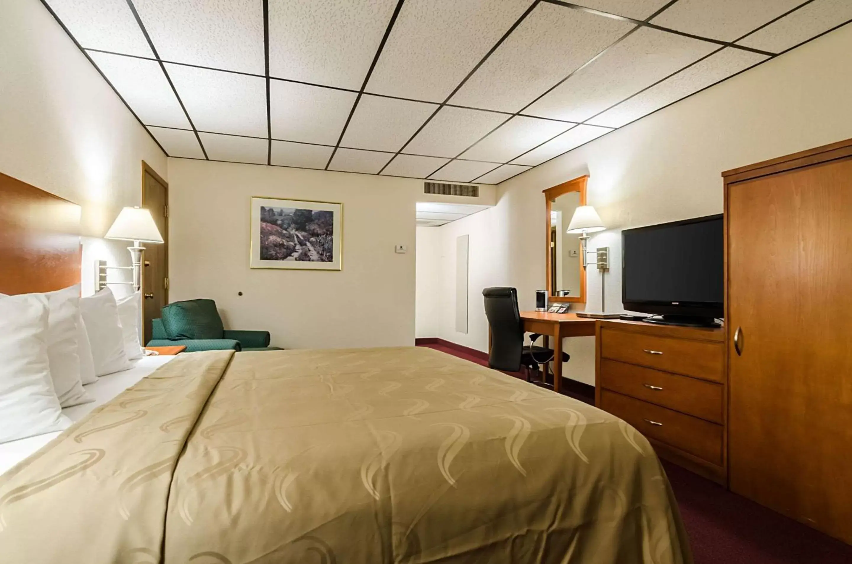 Photo of the whole room, Bed in Quality Inn & Suites Salina