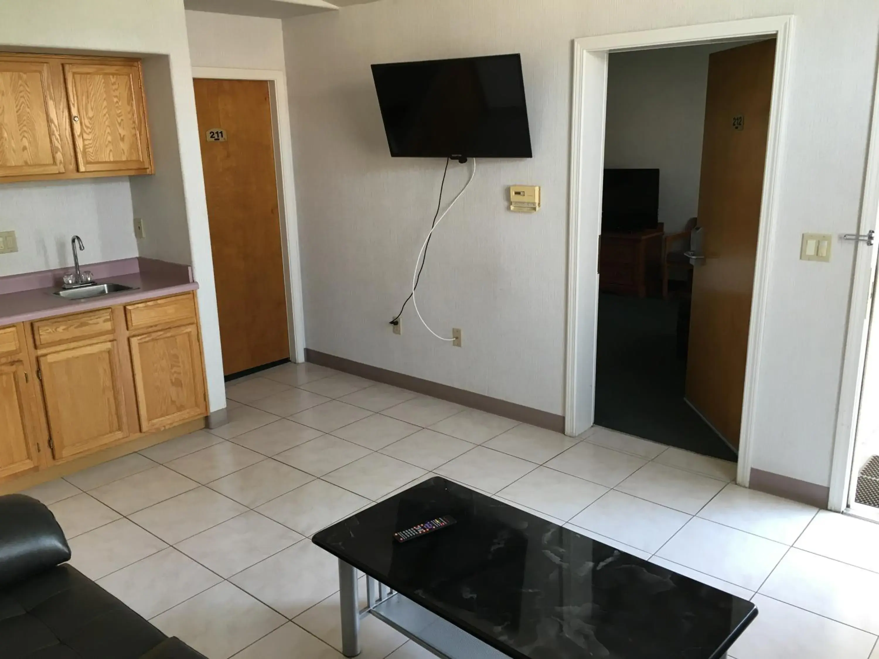 Living room, TV/Entertainment Center in Garden Inn and Suites Fresno