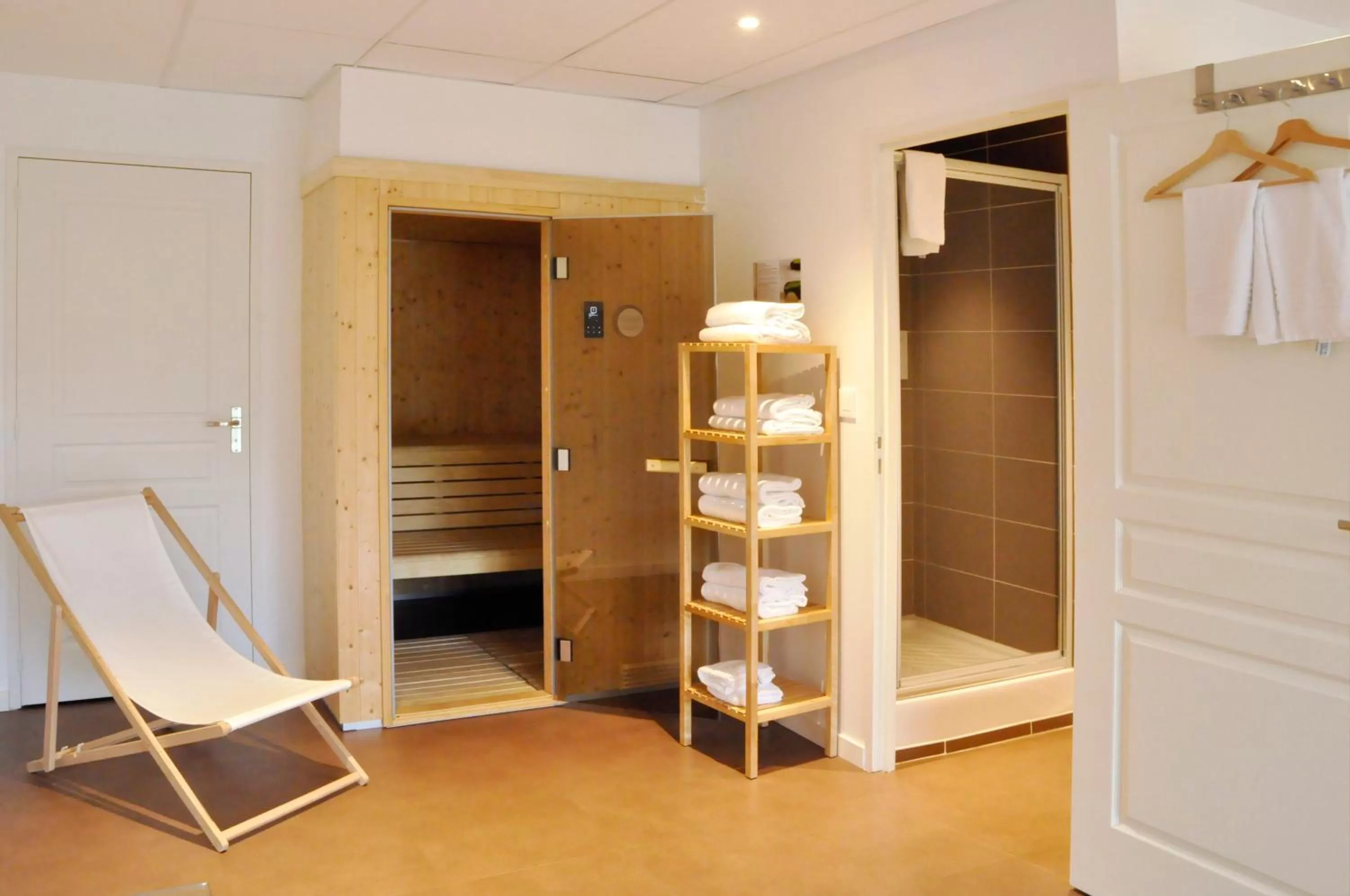 Spa and wellness centre/facilities, Bed in Westotel Life Nantes Carquefou