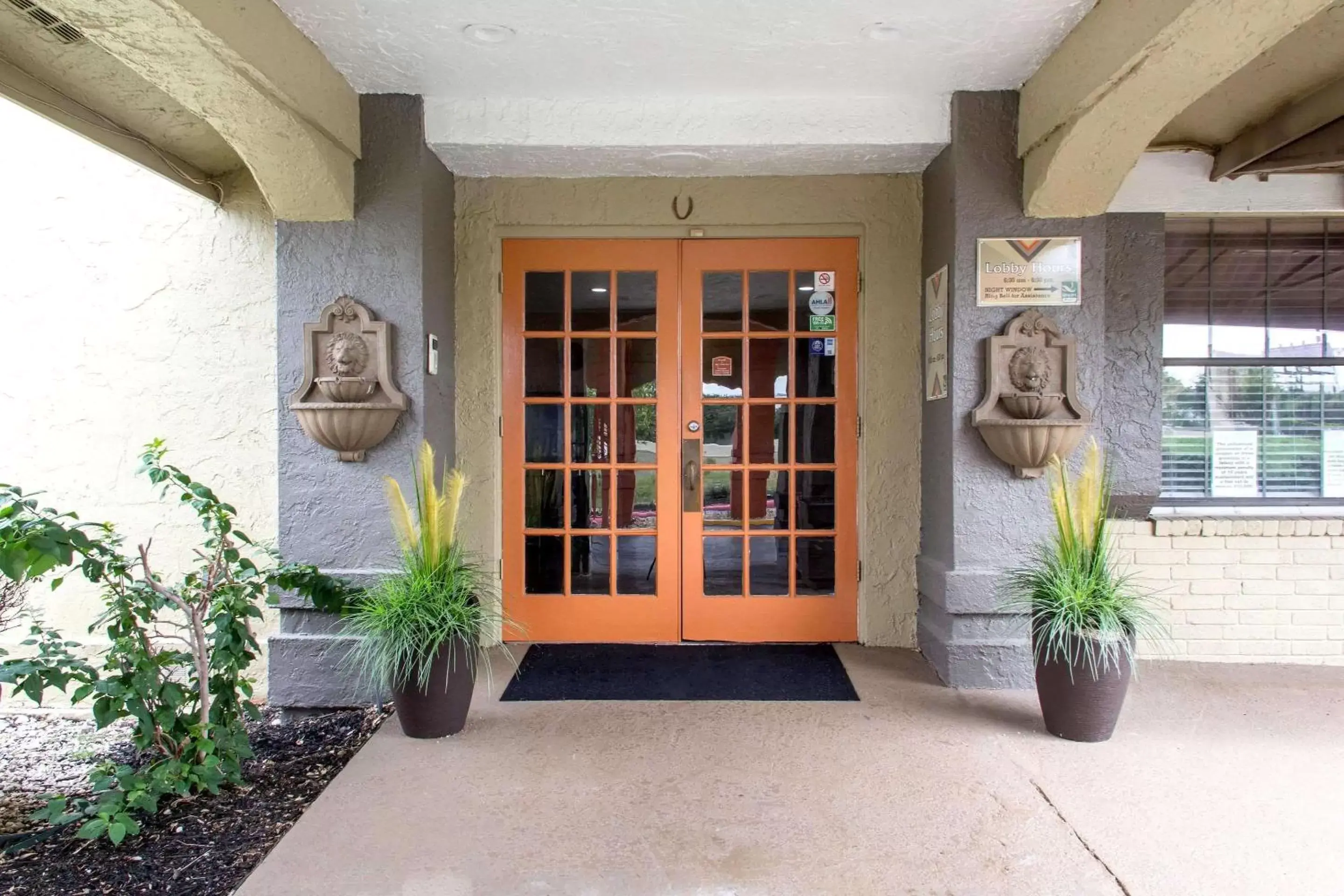 Property building in Quality Inn & Suites I-35 near Frost Bank Center Property building in Quality Inn & Suites I-35 near Frost Bank Center