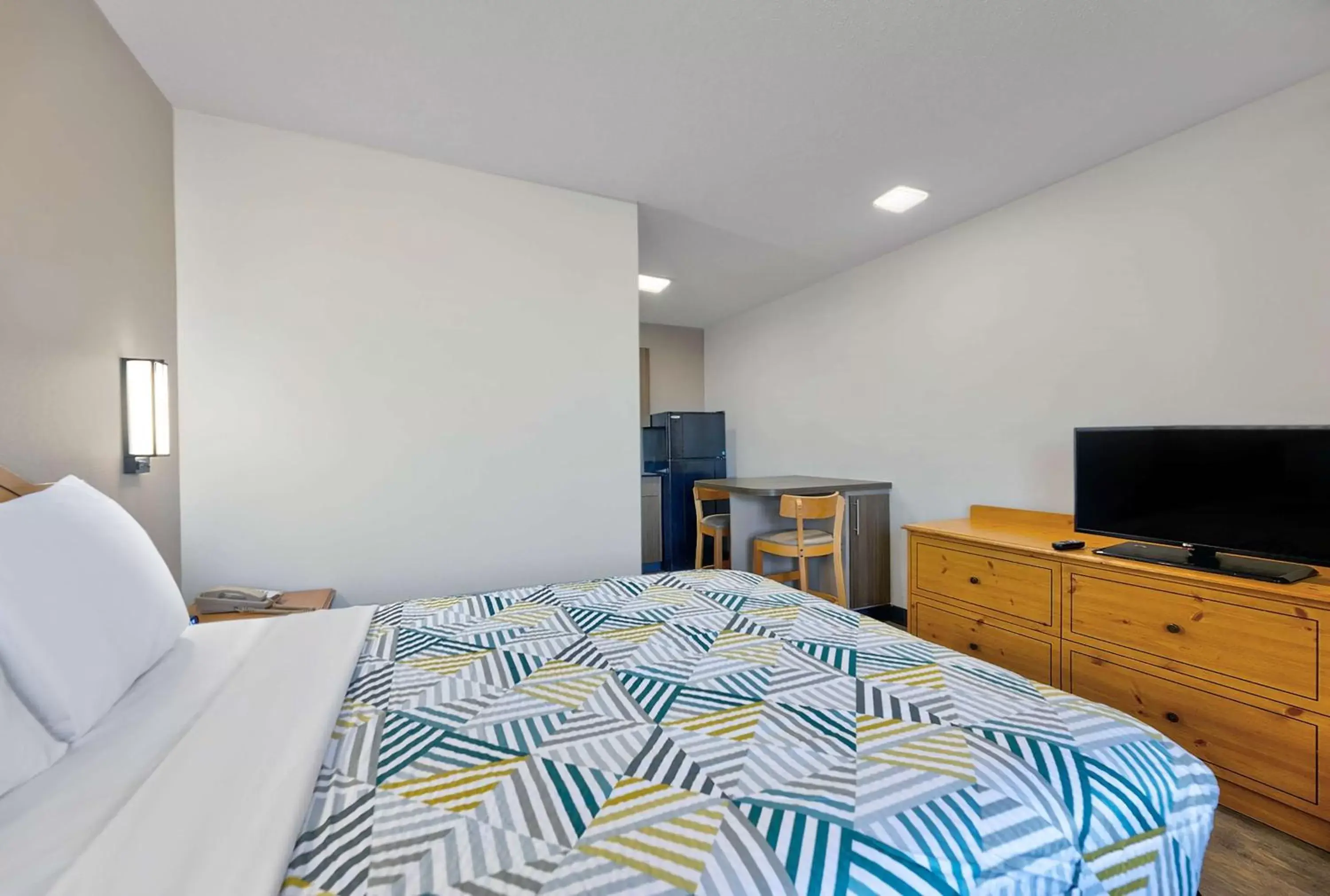 Photo of the whole room, Bed in Studio 6-North Richland Hills, TX - Fort Worth Photo of the whole room, Bed in Studio 6-North Richland Hills, TX - Fort Worth