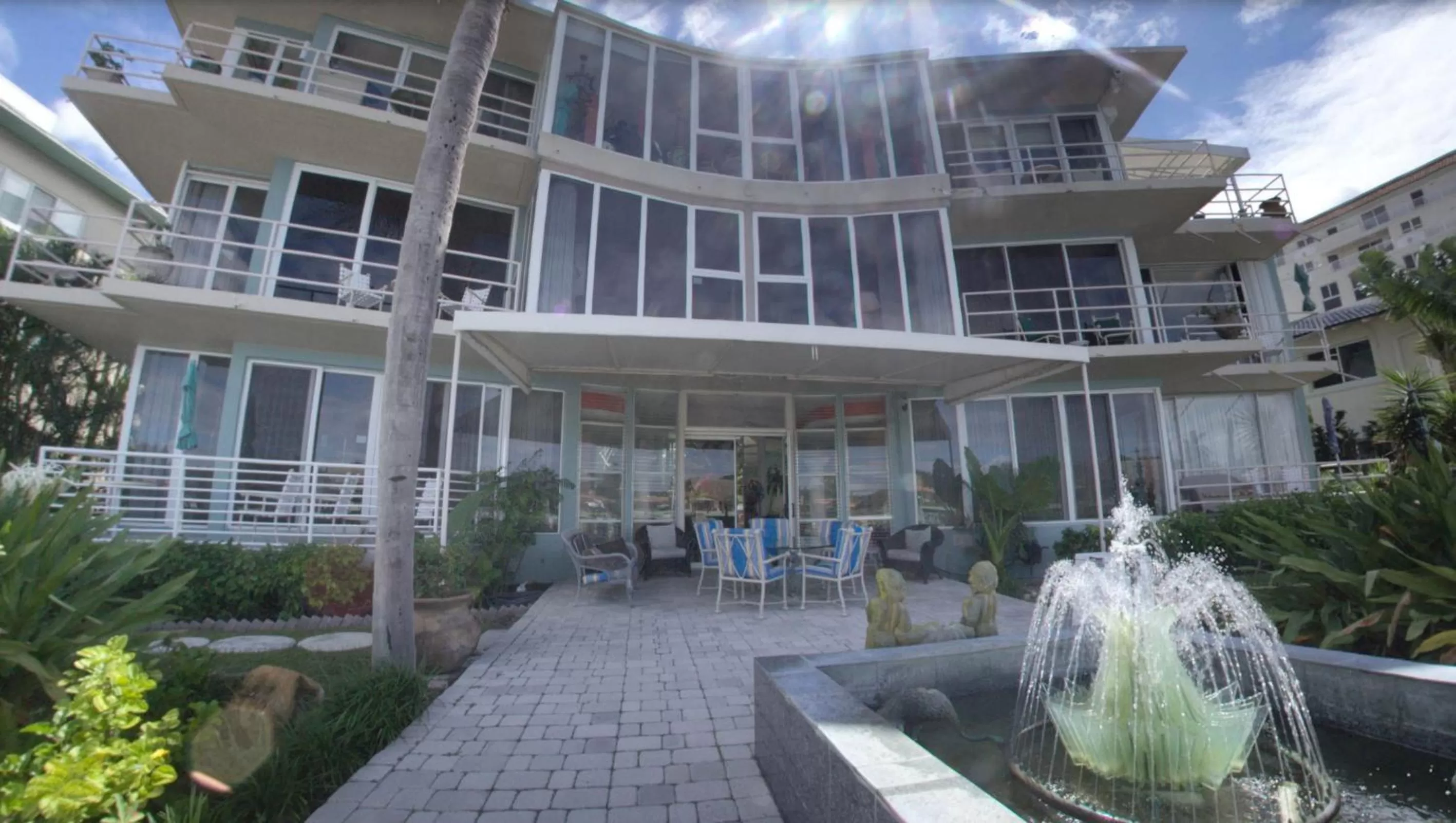 Patio in Manhattan Tower Apartment Hotel