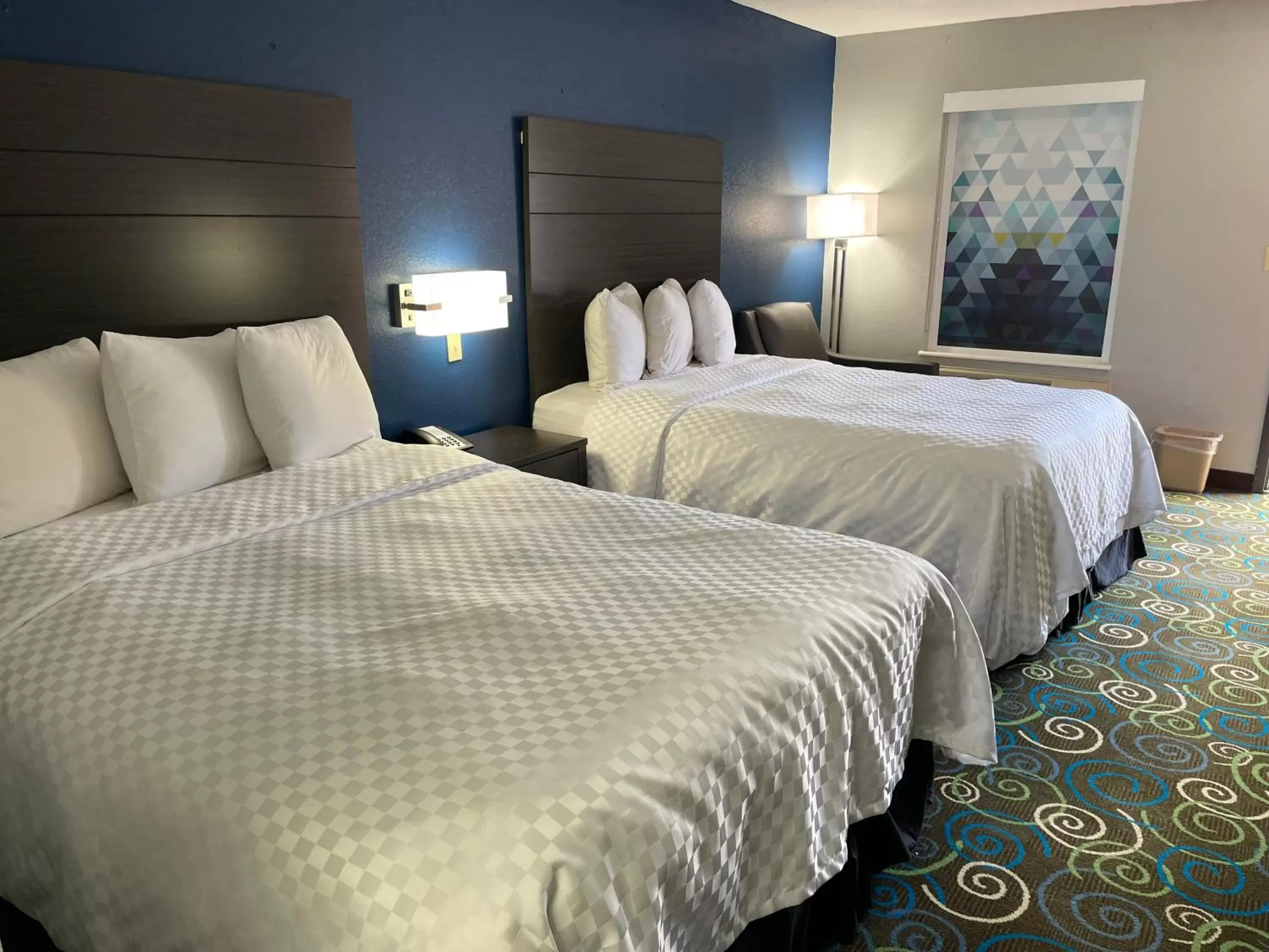 Bed in Clairmont Inn & Suites - Warren
