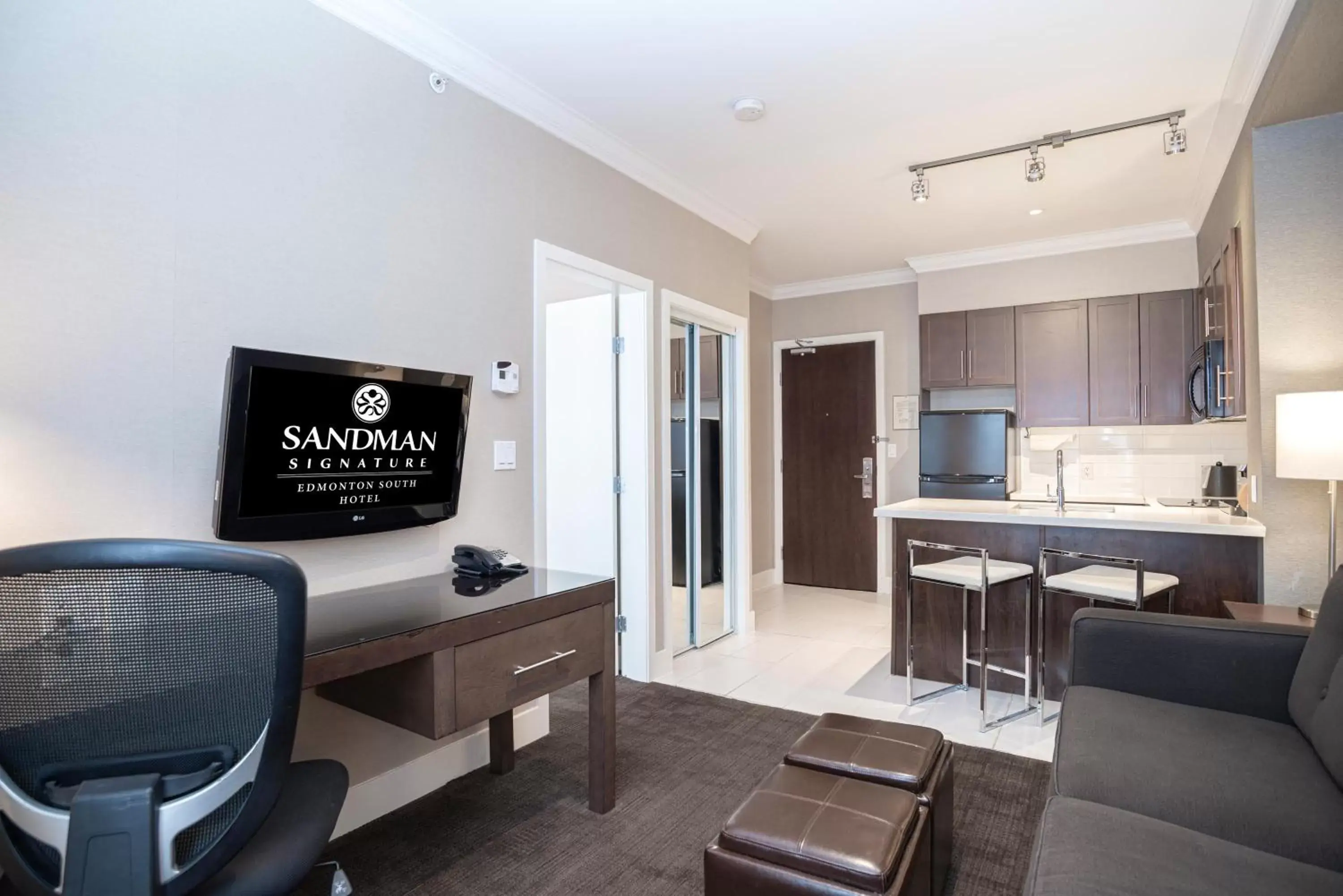 Photo of the whole room, Seating Area in Sandman Signature Edmonton South Hotel