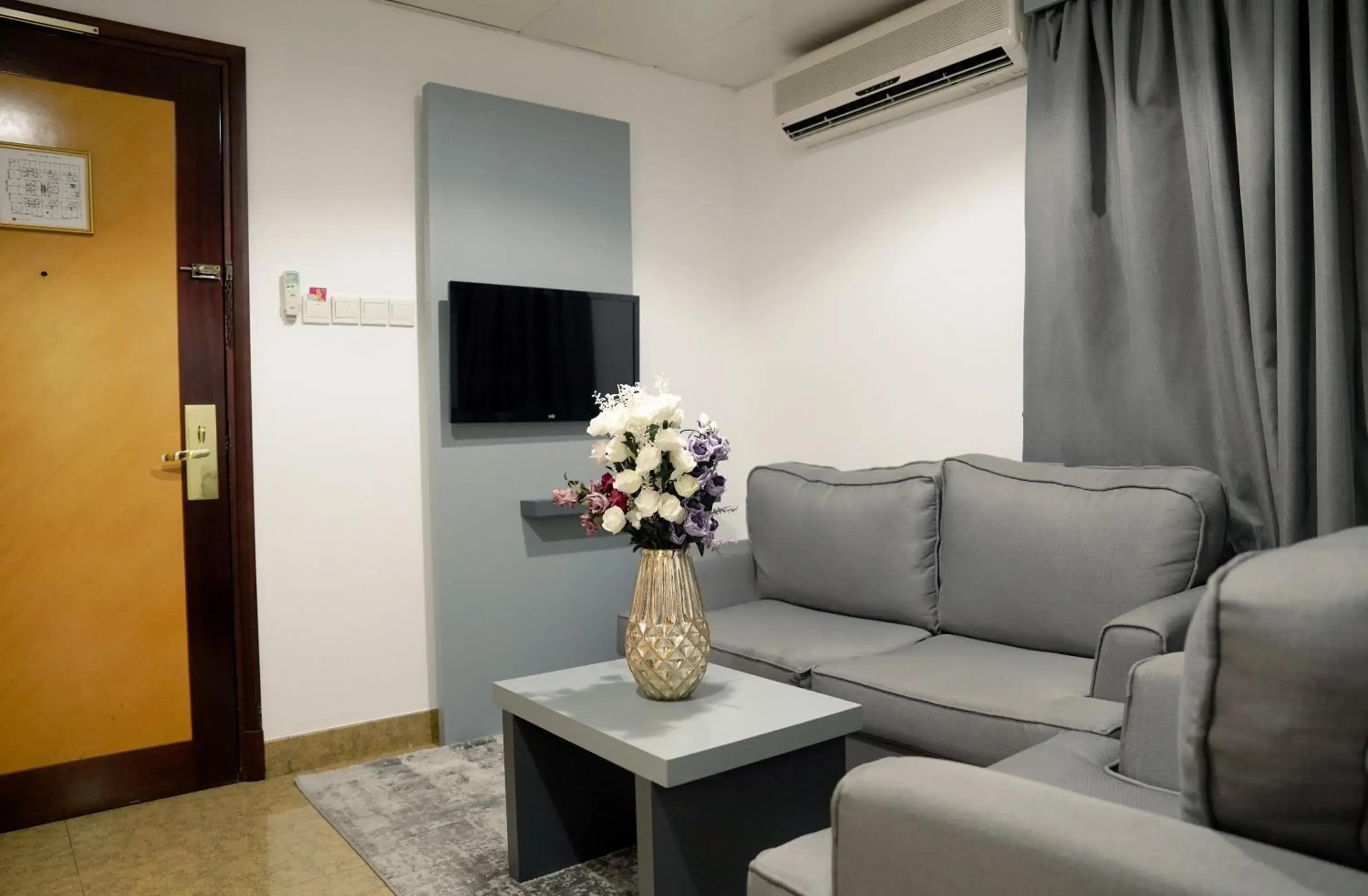 Communal lounge/ TV room, Seating Area in Safeer International Hotel
